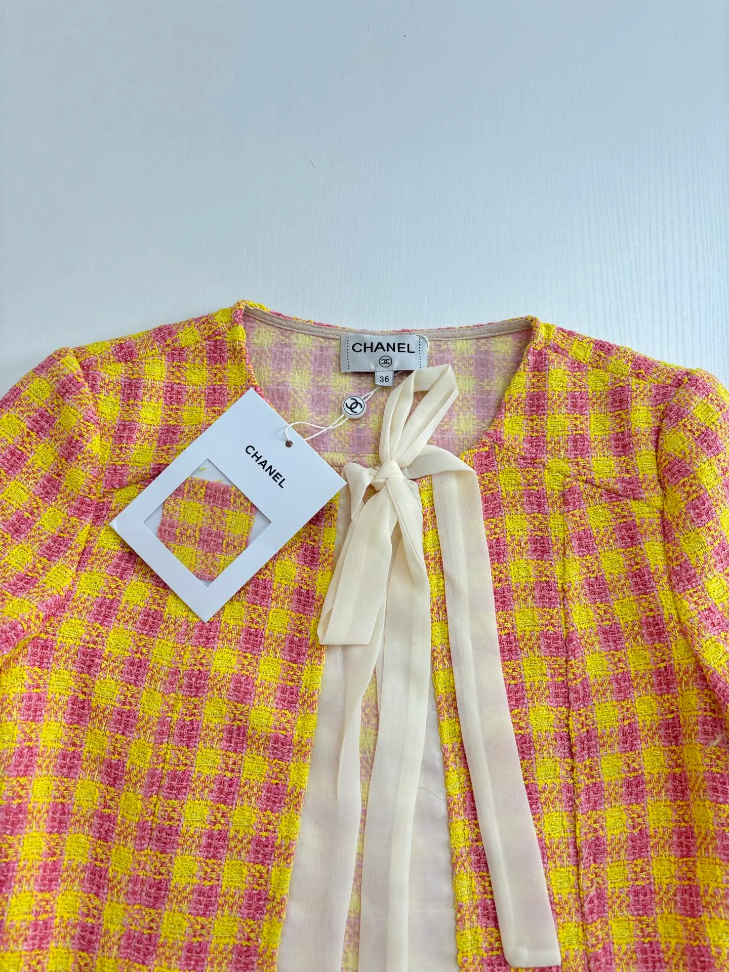 🅿️450 Chanel*/Chanel 25Ss new plaid ribbon top and skirt suit. Imported wool woolen material, high-end texture, full appearance. The shoulder design fits the human body, making the figure more slender and straight. The red and yellow plaid pattern is used throughout the body to add a sense of youth and sophistication. With ribbons and hemming on the front of the same material, the celebrity atmosphere is highlighted. Paired with the same series of skirts, the outer skirt details echo Two-piece slit design on the front, combined with a detachable petticoat for cover. The bird buckle perfectly embodies the elegance and sense of gold. The complete set is noble and classy, playful and age-reducing. The best choice for formal occasions. Size: S/M/L