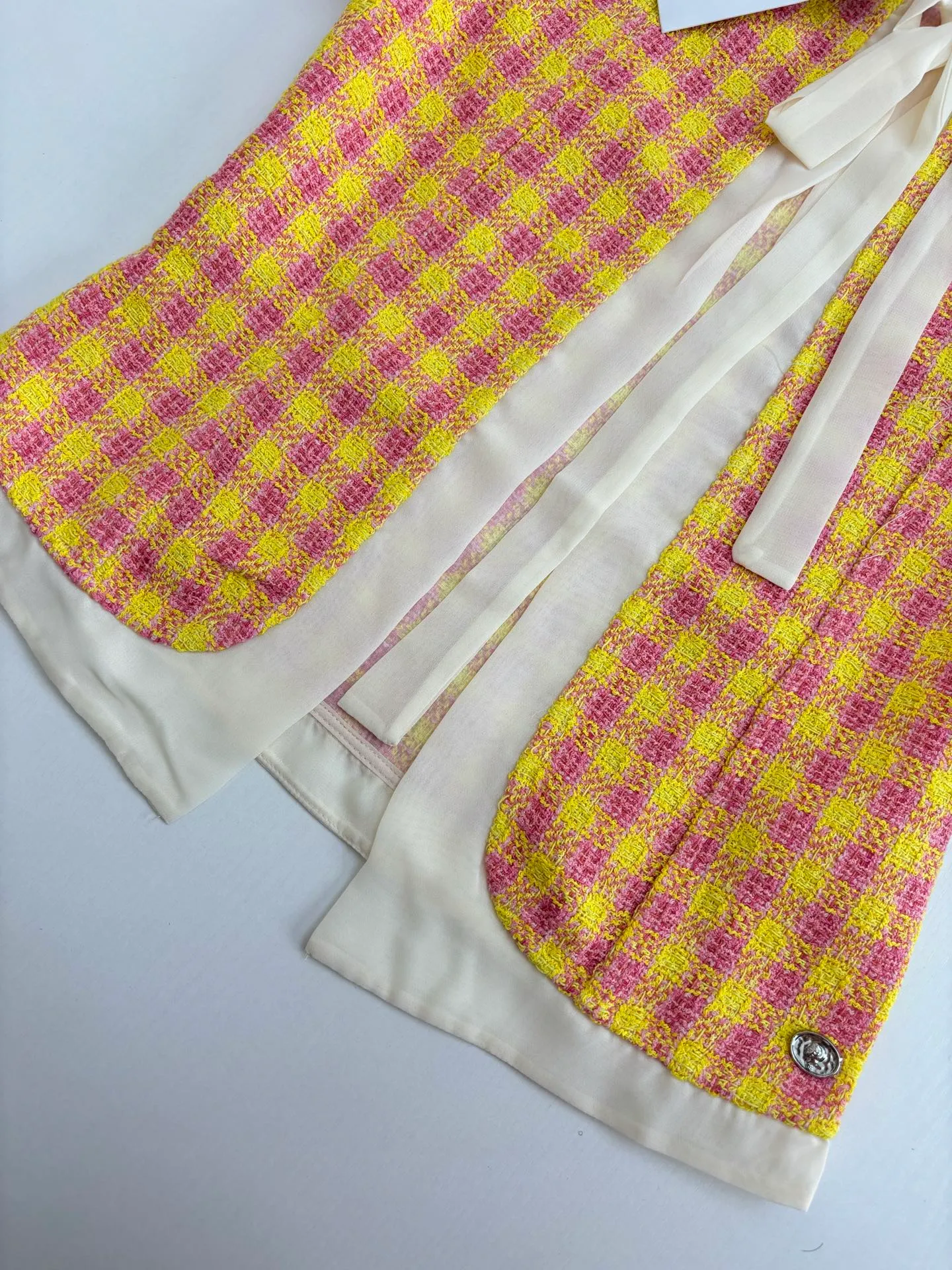 🅿️450 Chanel*/Chanel 25Ss new plaid ribbon top and skirt suit. Imported wool woolen material, high-end texture, full appearance. The shoulder design fits the human body, making the figure more slender and straight. The red and yellow plaid pattern is used throughout the body to add a sense of youth and sophistication. With ribbons and hemming on the front of the same material, the celebrity atmosphere is highlighted. Paired with the same series of skirts, the outer skirt details echo Two-piece slit design on the front, combined with a detachable petticoat for cover. The bird buckle perfectly embodies the elegance and sense of gold. The complete set is noble and classy, playful and age-reducing. The best choice for formal occasions. Size: S/M/L