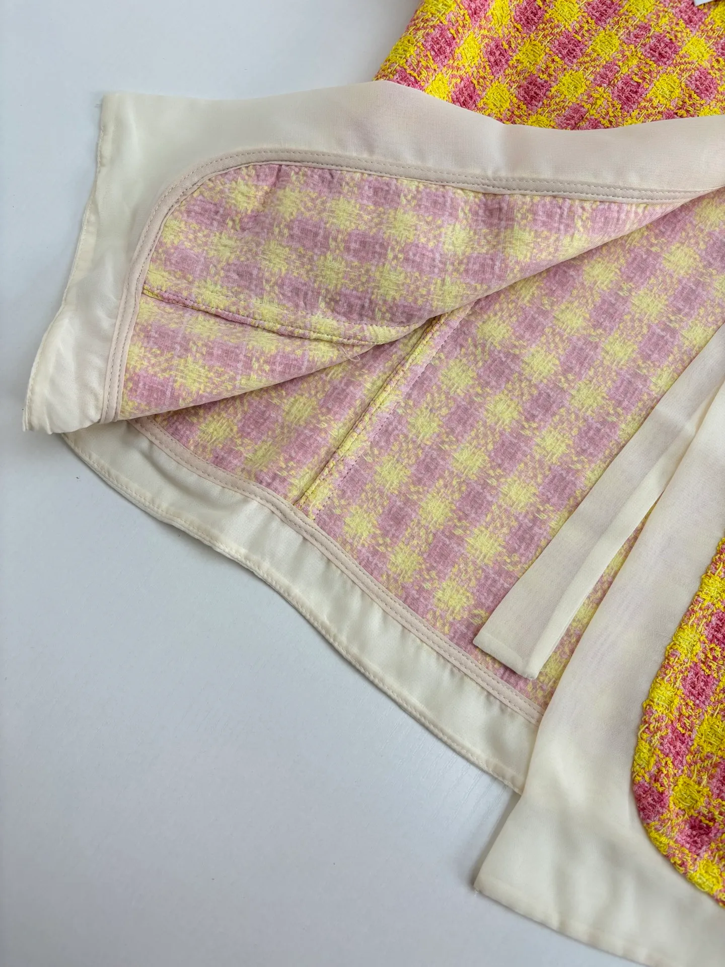 🅿️450 Chanel*/Chanel 25Ss new plaid ribbon top and skirt suit. Imported wool woolen material, high-end texture, full appearance. The shoulder design fits the human body, making the figure more slender and straight. The red and yellow plaid pattern is used throughout the body to add a sense of youth and sophistication. With ribbons and hemming on the front of the same material, the celebrity atmosphere is highlighted. Paired with the same series of skirts, the outer skirt details echo Two-piece slit design on the front, combined with a detachable petticoat for cover. The bird buckle perfectly embodies the elegance and sense of gold. The complete set is noble and classy, playful and age-reducing. The best choice for formal occasions. Size: S/M/L