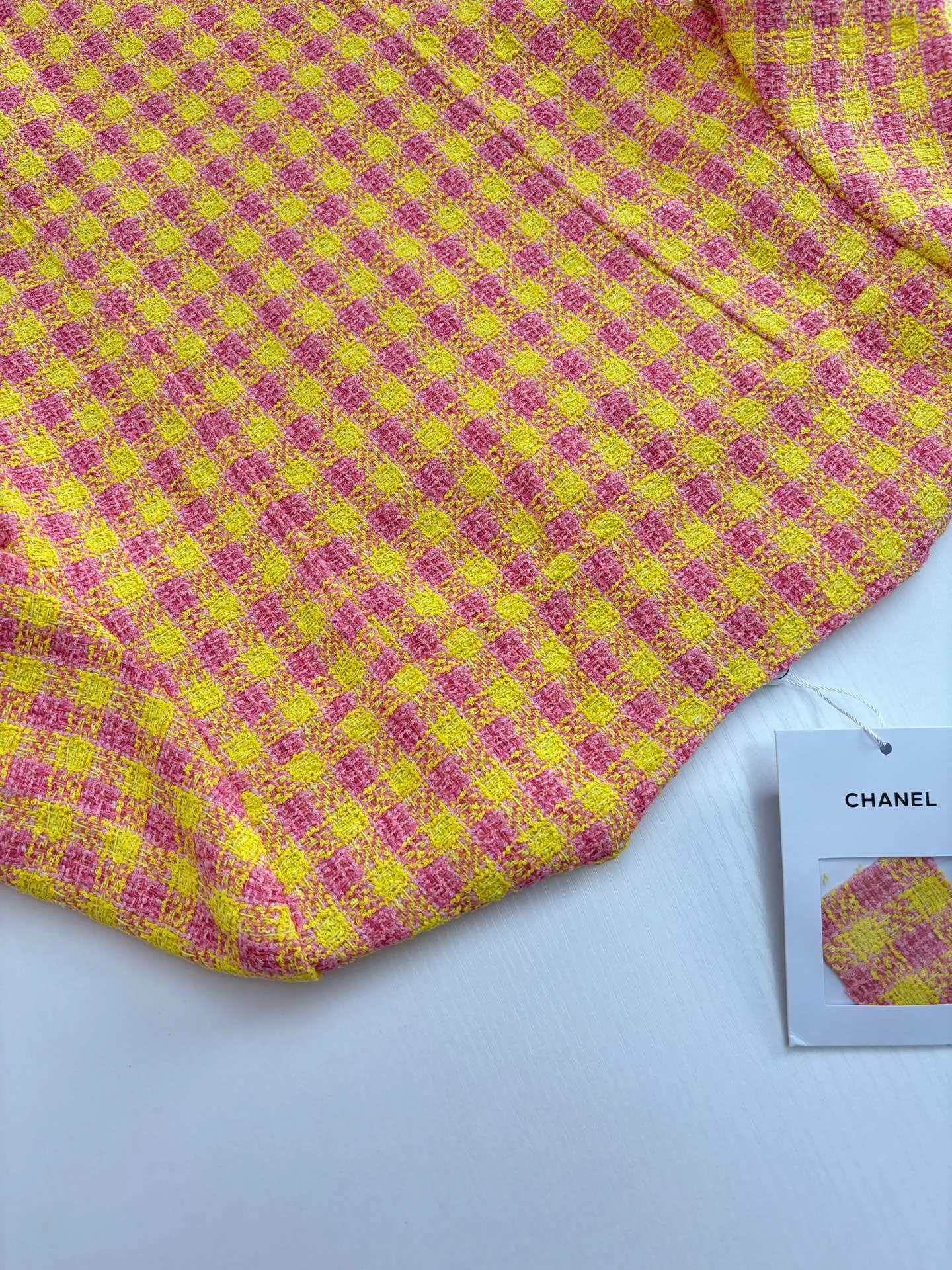 🅿️450 Chanel*/Chanel 25Ss new plaid ribbon top and skirt suit. Imported wool woolen material, high-end texture, full appearance. The shoulder design fits the human body, making the figure more slender and straight. The red and yellow plaid pattern is used throughout the body to add a sense of youth and sophistication. With ribbons and hemming on the front of the same material, the celebrity atmosphere is highlighted. Paired with the same series of skirts, the outer skirt details echo Two-piece slit design on the front, combined with a detachable petticoat for cover. The bird buckle perfectly embodies the elegance and sense of gold. The complete set is noble and classy, playful and age-reducing. The best choice for formal occasions. Size: S/M/L