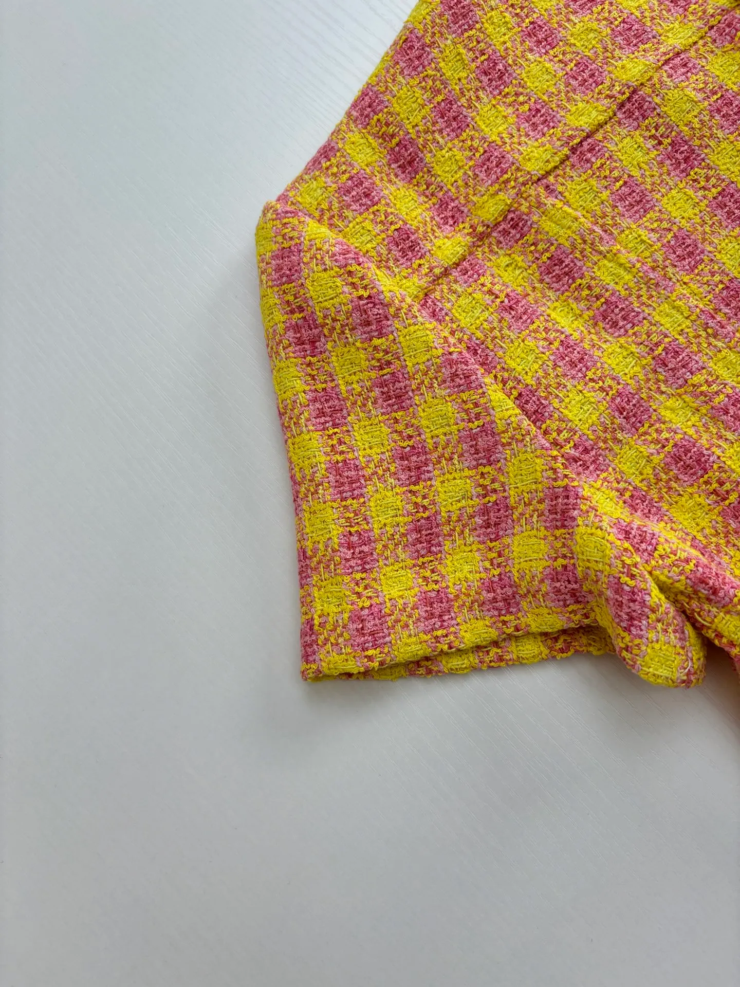 🅿️450 Chanel*/Chanel 25Ss new plaid ribbon top and skirt suit. Imported wool woolen material, high-end texture, full appearance. The shoulder design fits the human body, making the figure more slender and straight. The red and yellow plaid pattern is used throughout the body to add a sense of youth and sophistication. With ribbons and hemming on the front of the same material, the celebrity atmosphere is highlighted. Paired with the same series of skirts, the outer skirt details echo Two-piece slit design on the front, combined with a detachable petticoat for cover. The bird buckle perfectly embodies the elegance and sense of gold. The complete set is noble and classy, playful and age-reducing. The best choice for formal occasions. Size: S/M/L