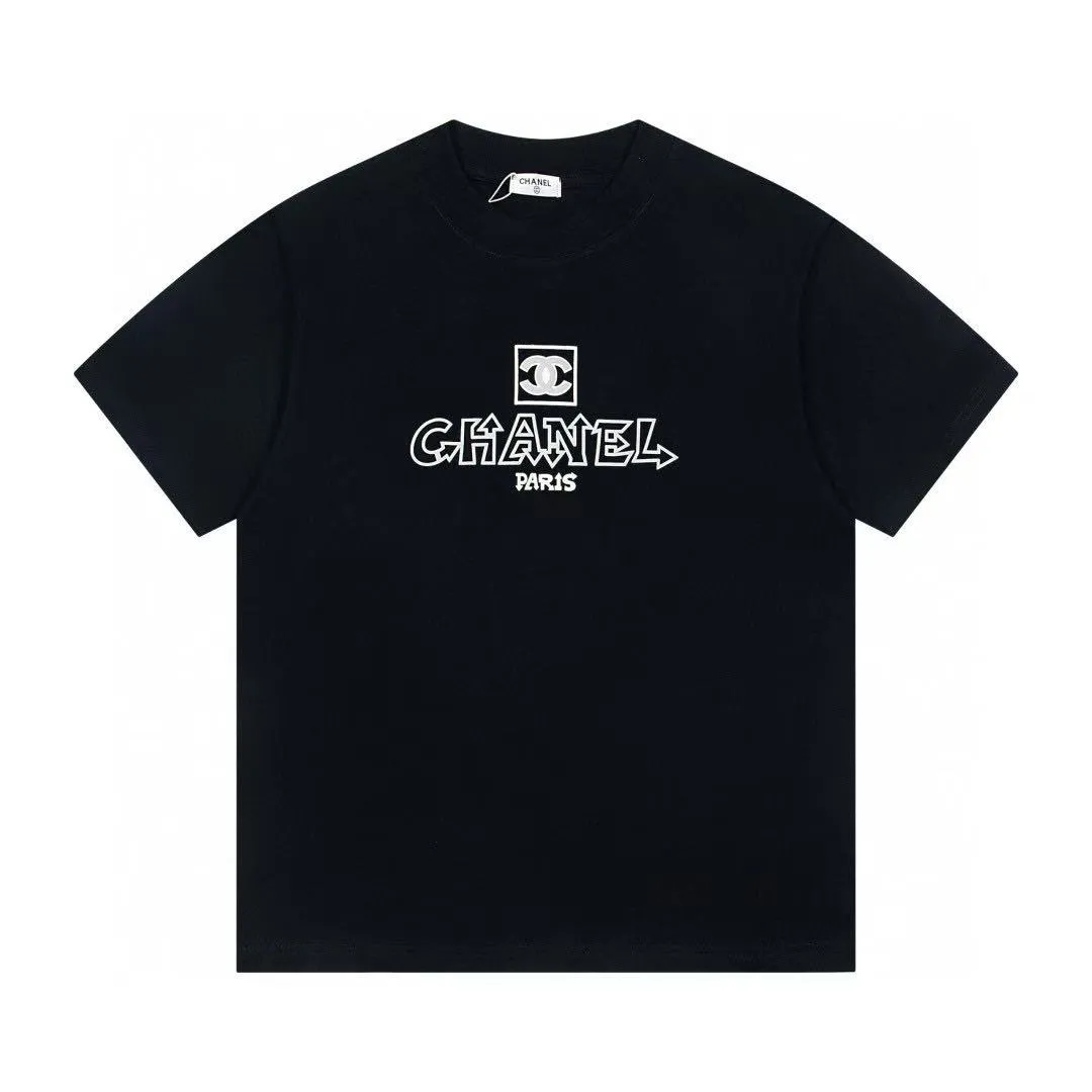 🅿️170 CHanel/Chanel 25ss logo couple style short-sleeved T-shirt. The fabric is 260g double sand pure cotton. It feels very comfortable, fashionable and personalized. It is a super versatile and good-looking T-shirt. It is very suitable for both men and women. It is a must-have for everyone. Packaging, tag, collar label, washed wheat, complete 👍 Color: black, white Size: XS-L