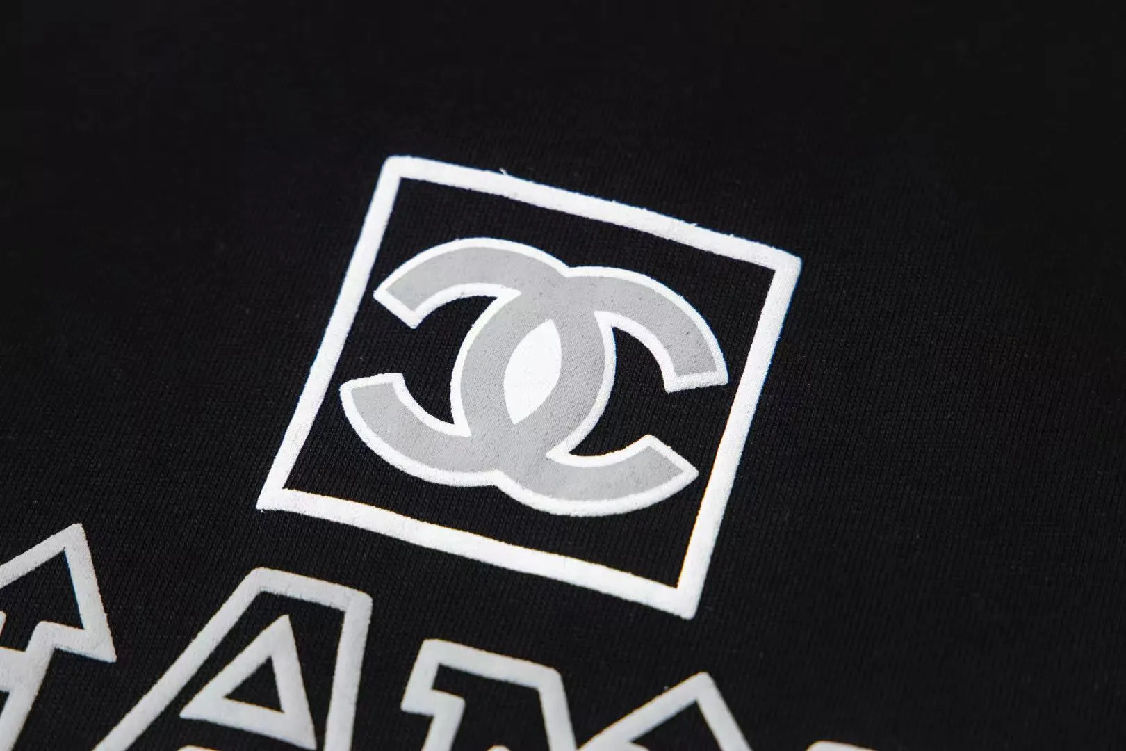 🅿️170 CHanel/Chanel 25ss logo couple style short-sleeved T-shirt. The fabric is 260g double sand pure cotton. It feels very comfortable, fashionable and personalized. It is a super versatile and good-looking T-shirt. It is very suitable for both men and women. It is a must-have for everyone. Packaging, tag, collar label, washed wheat, complete 👍 Color: black, white Size: XS-L