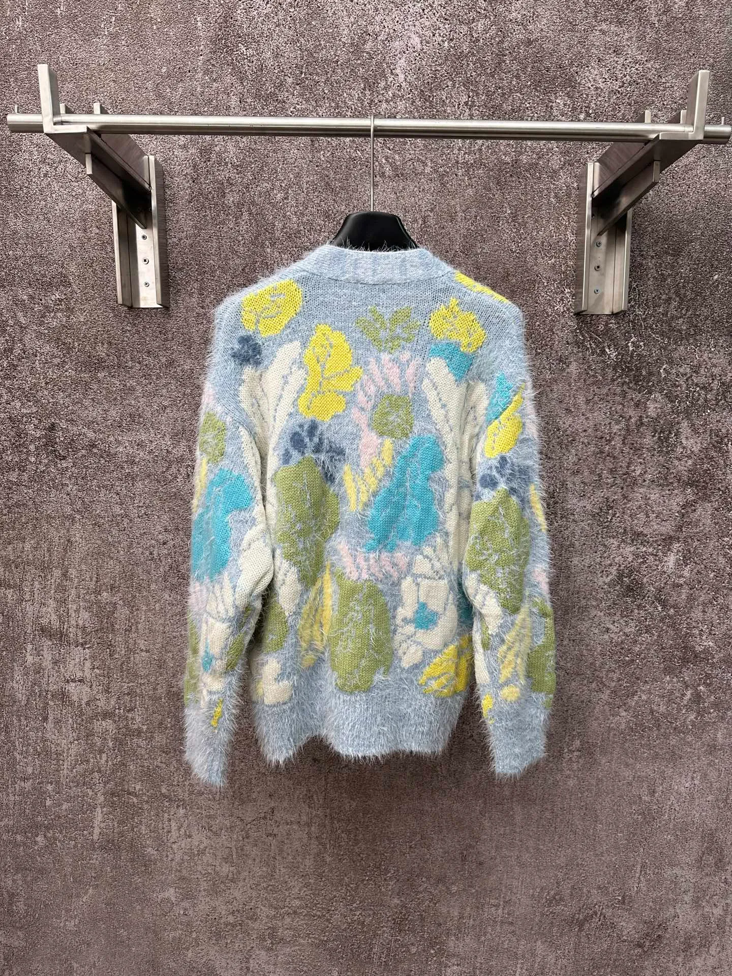 🅿️620 Chanel floral knitted cardigan, light blue background with yellow, green, blue and white multi-color printing, fresh and natural flower pattern. The fabric is made of 52% cashmere blend, which is soft, comfortable and has a delicate feel. V-neck design, long-sleeved style, loose fit. The floral pattern is fresh and elegant, and is embellished with gold buttons, giving it a high-end feel.  Size: S M L