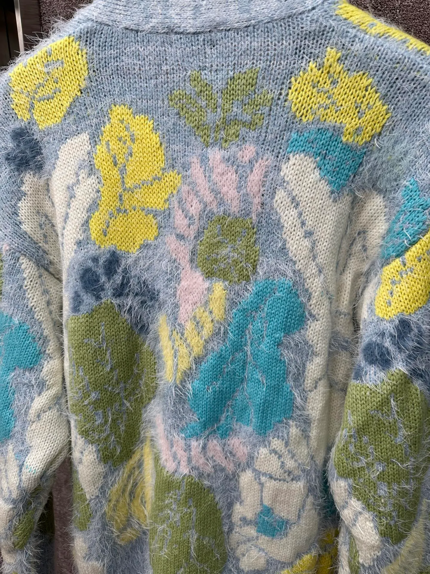 🅿️620 Chanel floral knitted cardigan, light blue background with yellow, green, blue and white multi-color printing, fresh and natural flower pattern. The fabric is made of 52% cashmere blend, which is soft, comfortable and has a delicate feel. V-neck design, long-sleeved style, loose fit. The floral pattern is fresh and elegant, and is embellished with gold buttons, giving it a high-end feel.  Size: S M L