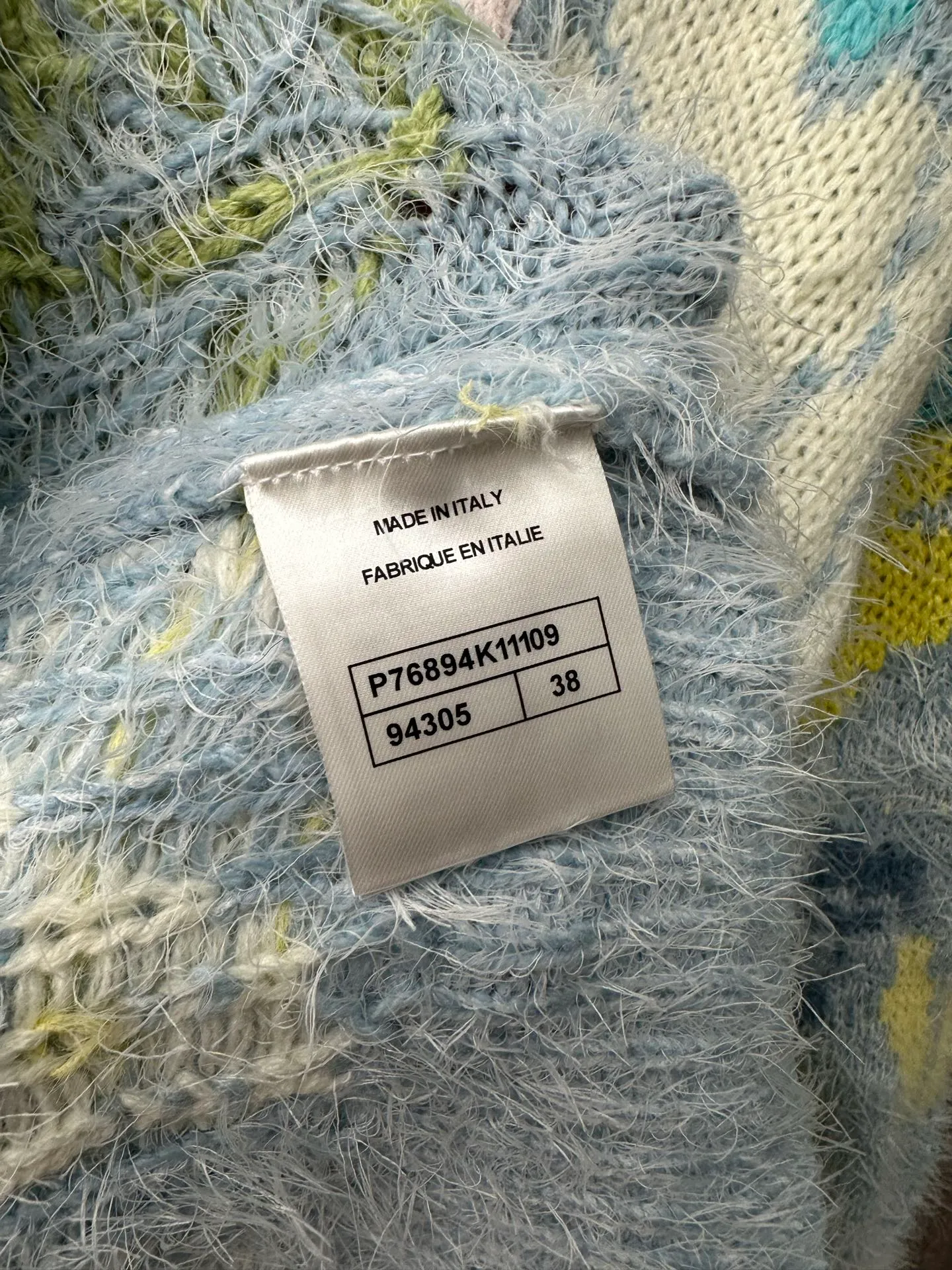 🅿️620 Chanel floral knitted cardigan, light blue background with yellow, green, blue and white multi-color printing, fresh and natural flower pattern. The fabric is made of 52% cashmere blend, which is soft, comfortable and has a delicate feel. V-neck design, long-sleeved style, loose fit. The floral pattern is fresh and elegant, and is embellished with gold buttons, giving it a high-end feel.  Size: S M L