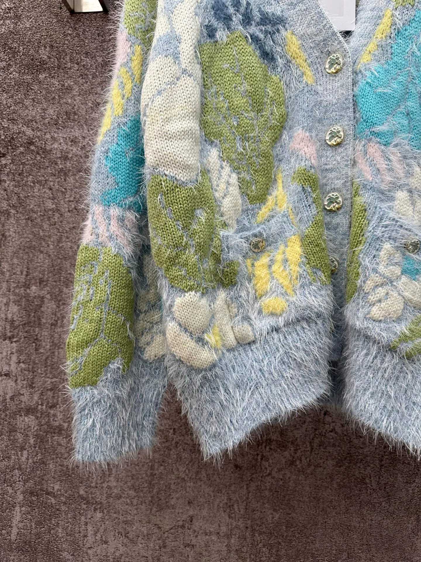 🅿️620 Chanel floral knitted cardigan, light blue background with yellow, green, blue and white multi-color printing, fresh and natural flower pattern. The fabric is made of 52% cashmere blend, which is soft, comfortable and has a delicate feel. V-neck design, long-sleeved style, loose fit. The floral pattern is fresh and elegant, and is embellished with gold buttons, giving it a high-end feel.  Size: S M L
