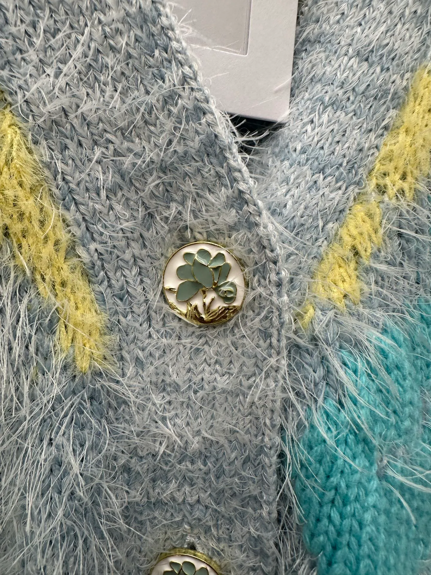 🅿️620 Chanel floral knitted cardigan, light blue background with yellow, green, blue and white multi-color printing, fresh and natural flower pattern. The fabric is made of 52% cashmere blend, which is soft, comfortable and has a delicate feel. V-neck design, long-sleeved style, loose fit. The floral pattern is fresh and elegant, and is embellished with gold buttons, giving it a high-end feel.  Size: S M L