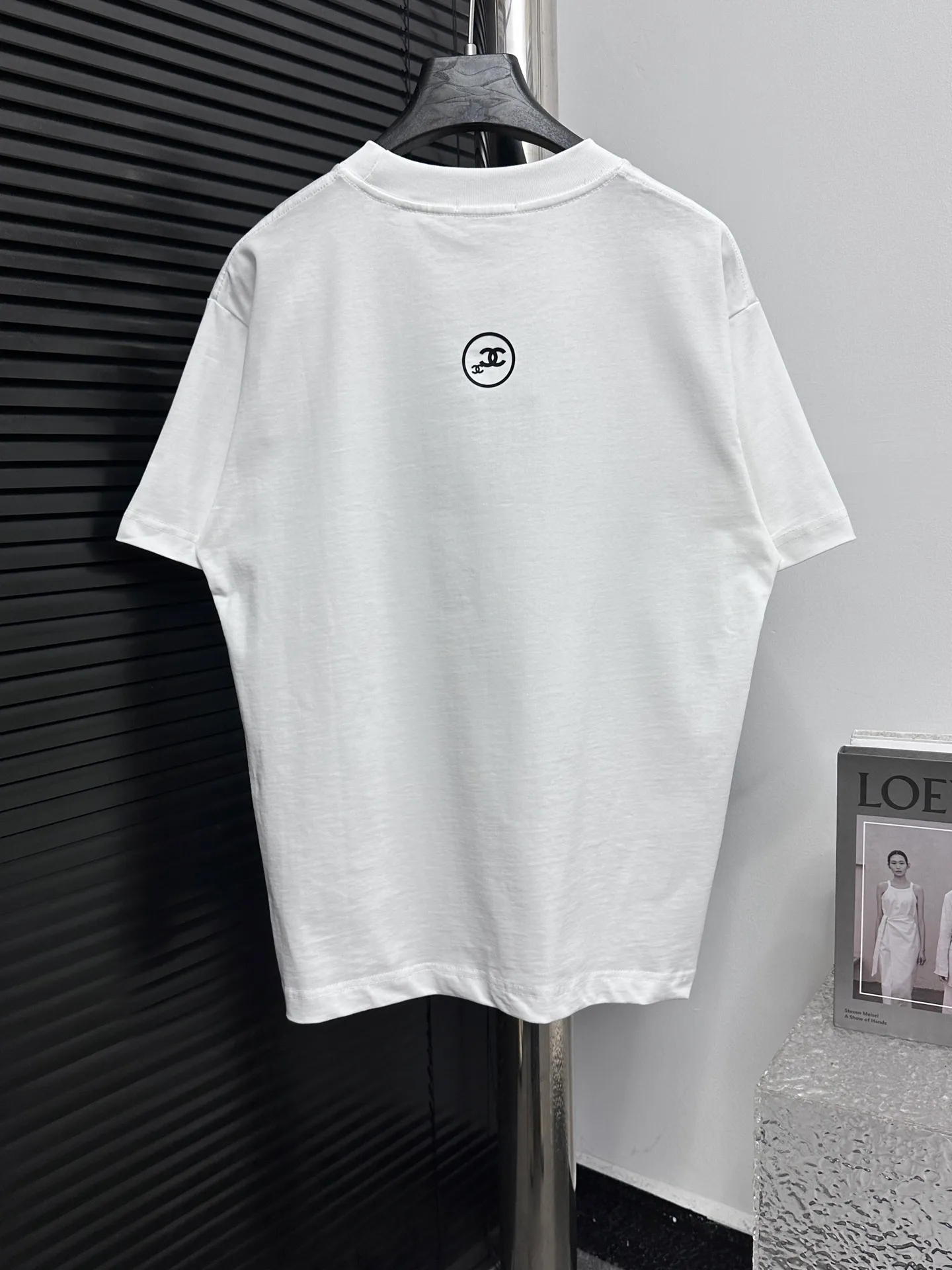 🅿️170 [CHanel] Chanel 25ss logo couple style short-sleeved T-shirt. The fabric is 260g double sand pure cotton. It feels very comfortable, fashionable and personalized. It is a super versatile and good-looking T-shirt. It is very suitable for both men and women. It is a must-have for everyone. Packaging, tag, collar label, washed wheat, complete👍 Color: black, white Size: XS-L