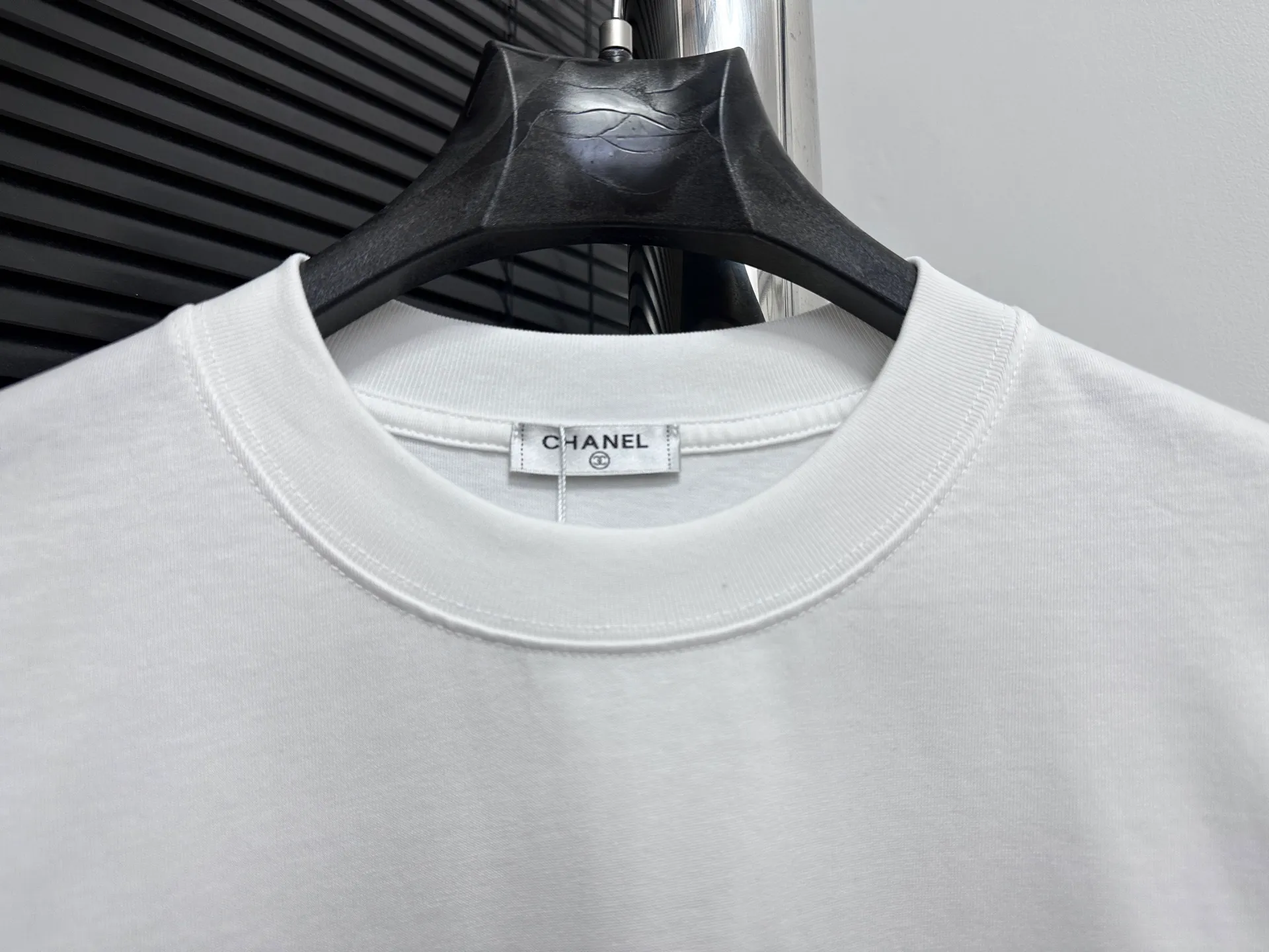 🅿️170 [CHanel] Chanel 25ss logo couple style short-sleeved T-shirt. The fabric is 260g double sand pure cotton. It feels very comfortable, fashionable and personalized. It is a super versatile and good-looking T-shirt. It is very suitable for both men and women. It is a must-have for everyone. Packaging, tag, collar label, washed wheat, complete👍 Color: black, white Size: XS-L