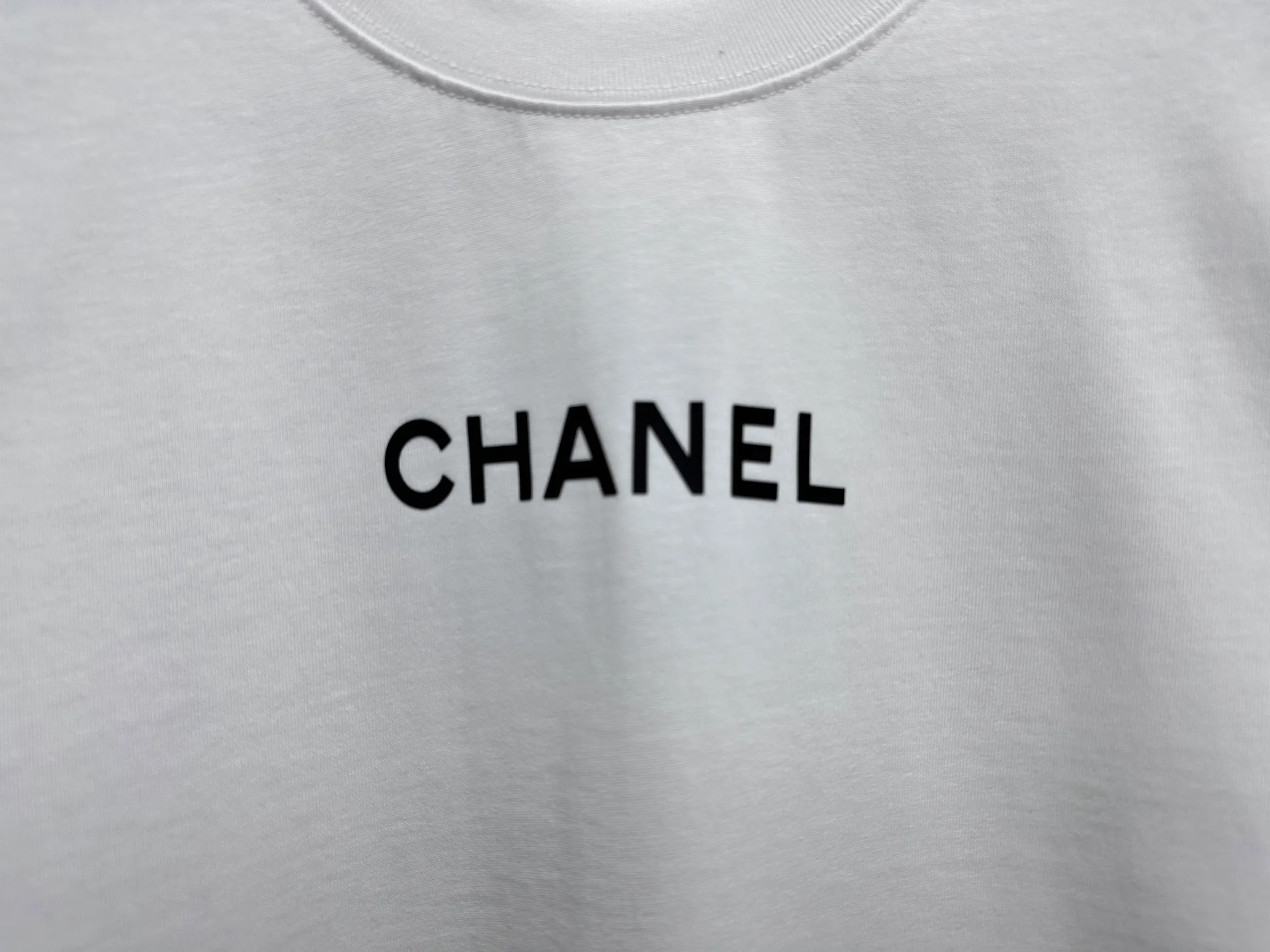🅿️170 [CHanel] Chanel 25ss logo couple style short-sleeved T-shirt. The fabric is 260g double sand pure cotton. It feels very comfortable, fashionable and personalized. It is a super versatile and good-looking T-shirt. It is very suitable for both men and women. It is a must-have for everyone. Packaging, tag, collar label, washed wheat, complete👍 Color: black, white Size: XS-L