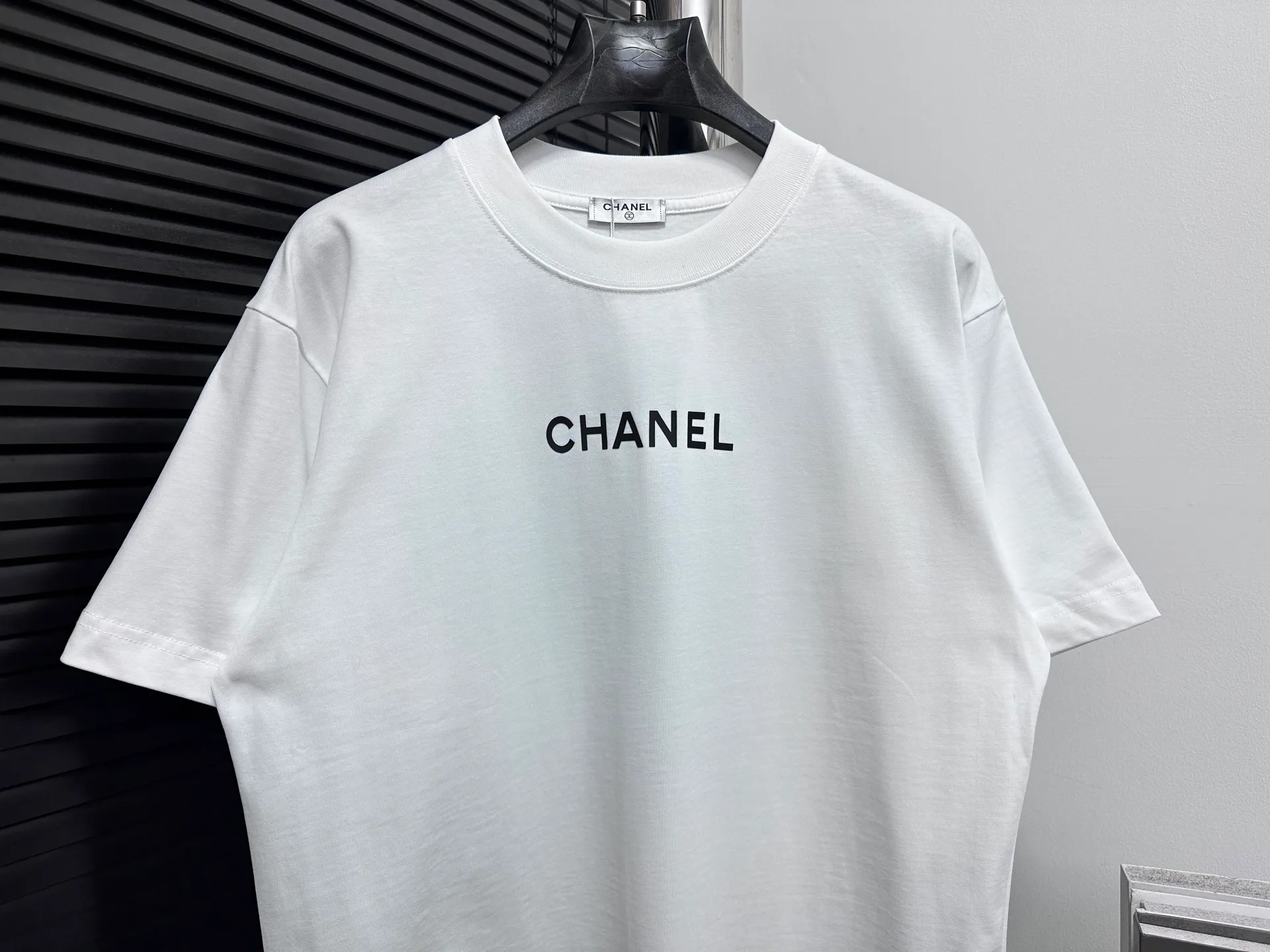 🅿️170 [CHanel] Chanel 25ss logo couple style short-sleeved T-shirt. The fabric is 260g double sand pure cotton. It feels very comfortable, fashionable and personalized. It is a super versatile and good-looking T-shirt. It is very suitable for both men and women. It is a must-have for everyone. Packaging, tag, collar label, washed wheat, complete👍 Color: black, white Size: XS-L