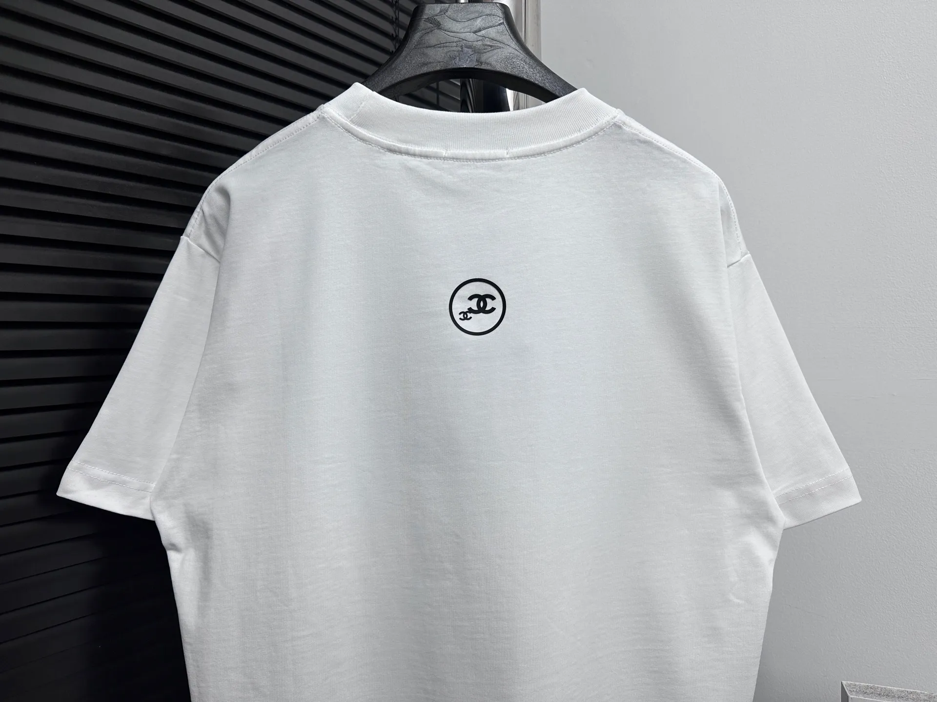 🅿️170 [CHanel] Chanel 25ss logo couple style short-sleeved T-shirt. The fabric is 260g double sand pure cotton. It feels very comfortable, fashionable and personalized. It is a super versatile and good-looking T-shirt. It is very suitable for both men and women. It is a must-have for everyone. Packaging, tag, collar label, washed wheat, complete👍 Color: black, white Size: XS-L