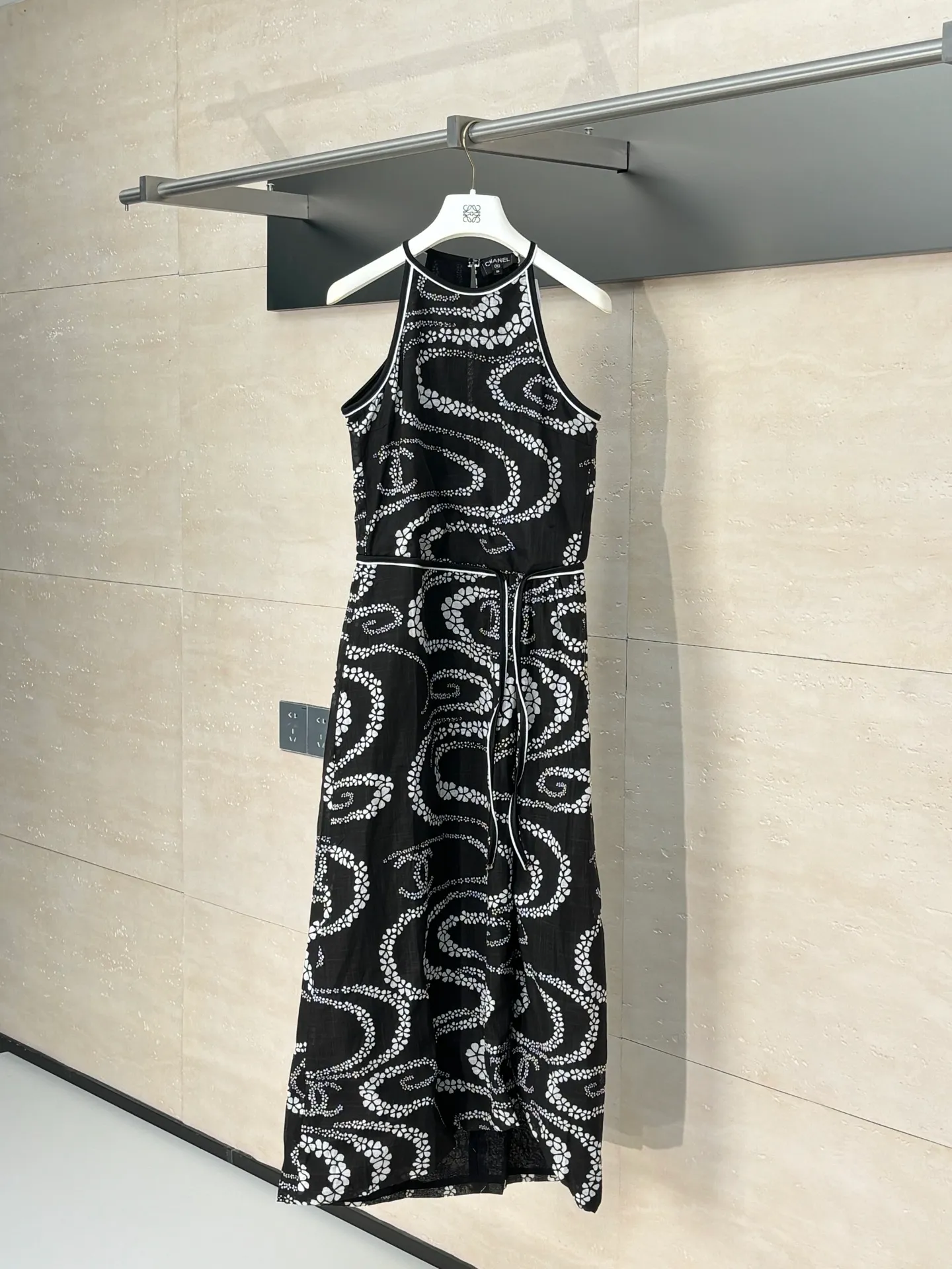 🅿️590 Chane*/Chanel Xiaoxiang 25coco beach holiday series new vest dress. Custom-woven and dyed cotton printed fabric. Decorated with flowers and brand logo patterns. The hem is slit to highlight the figure. Paired with a belt of the same color. A must-have for traveling babies. Size: 36/38/40