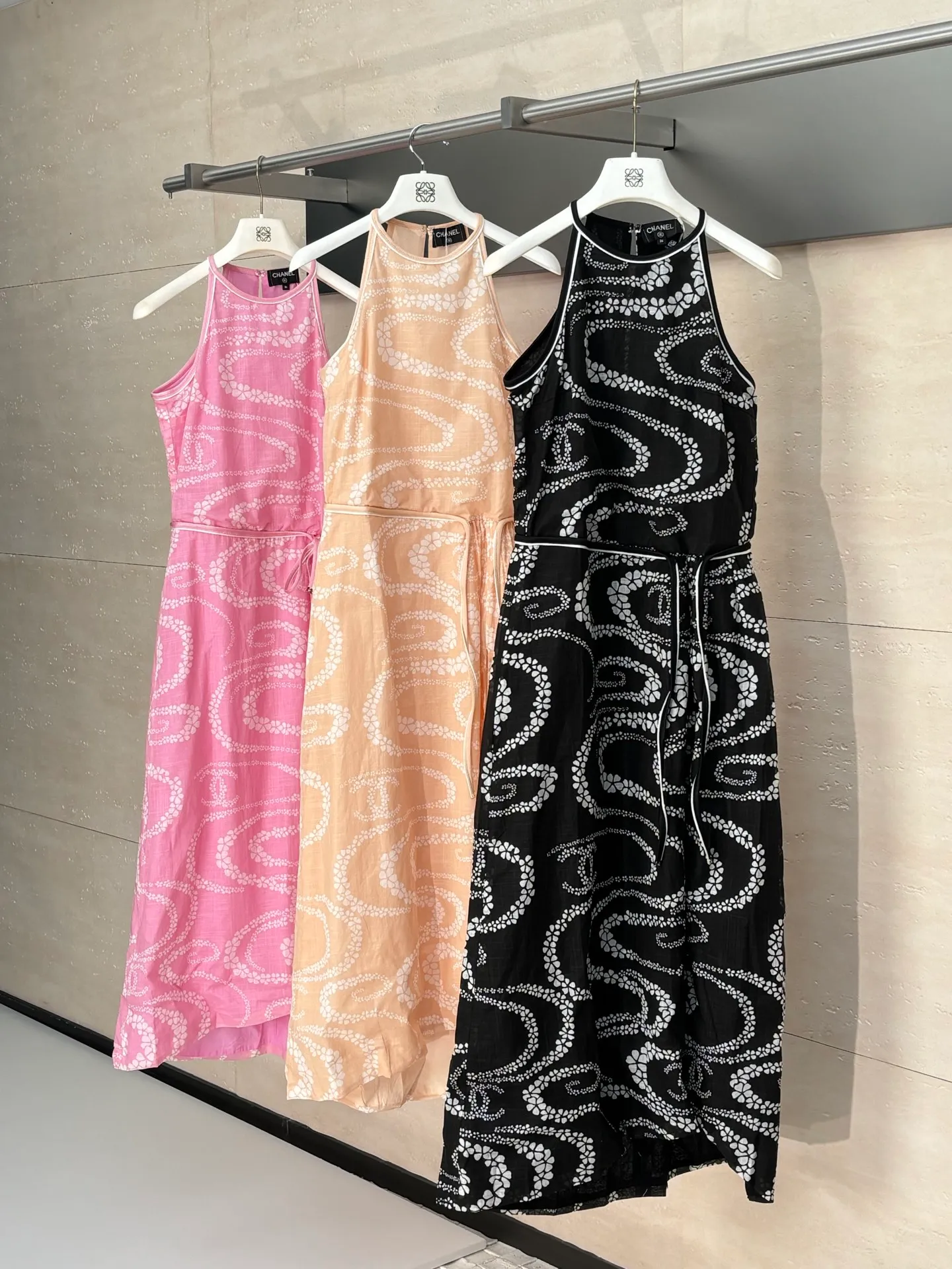 🅿️590 Chane*/Chanel Xiaoxiang 25coco beach holiday series new vest dress. Custom-woven and dyed cotton printed fabric. Decorated with flowers and brand logo patterns. The hem is slit to highlight the figure. Paired with a belt of the same color. A must-have for traveling babies. Size: 36/38/40