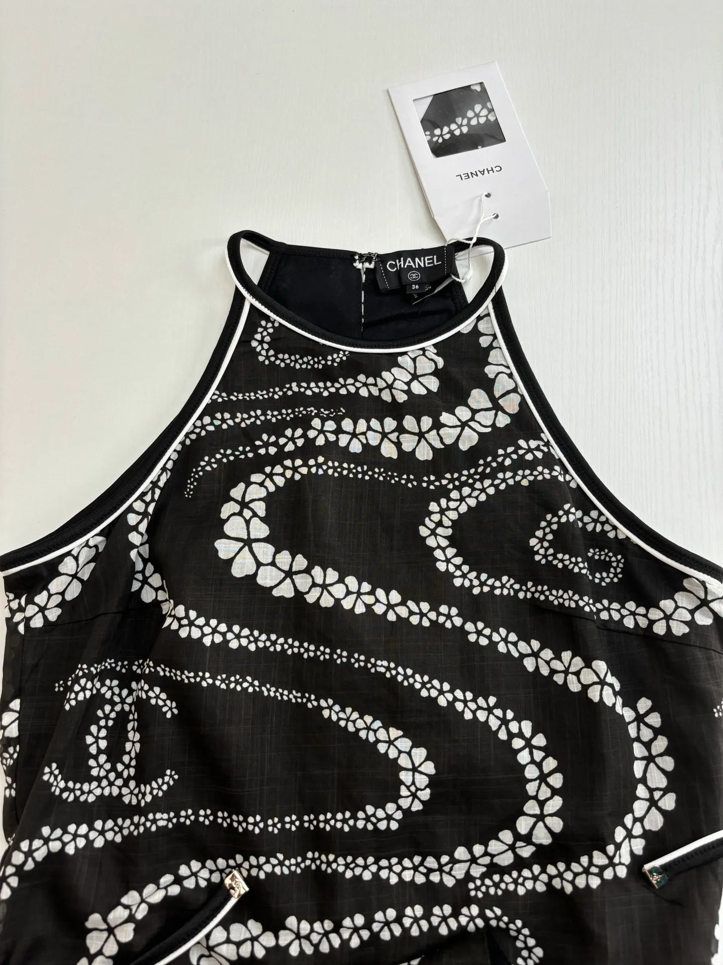 🅿️590 Chane*/Chanel Xiaoxiang 25coco beach holiday series new vest dress. Custom-woven and dyed cotton printed fabric. Decorated with flowers and brand logo patterns. The hem is slit to highlight the figure. Paired with a belt of the same color. A must-have for traveling babies. Size: 36/38/40