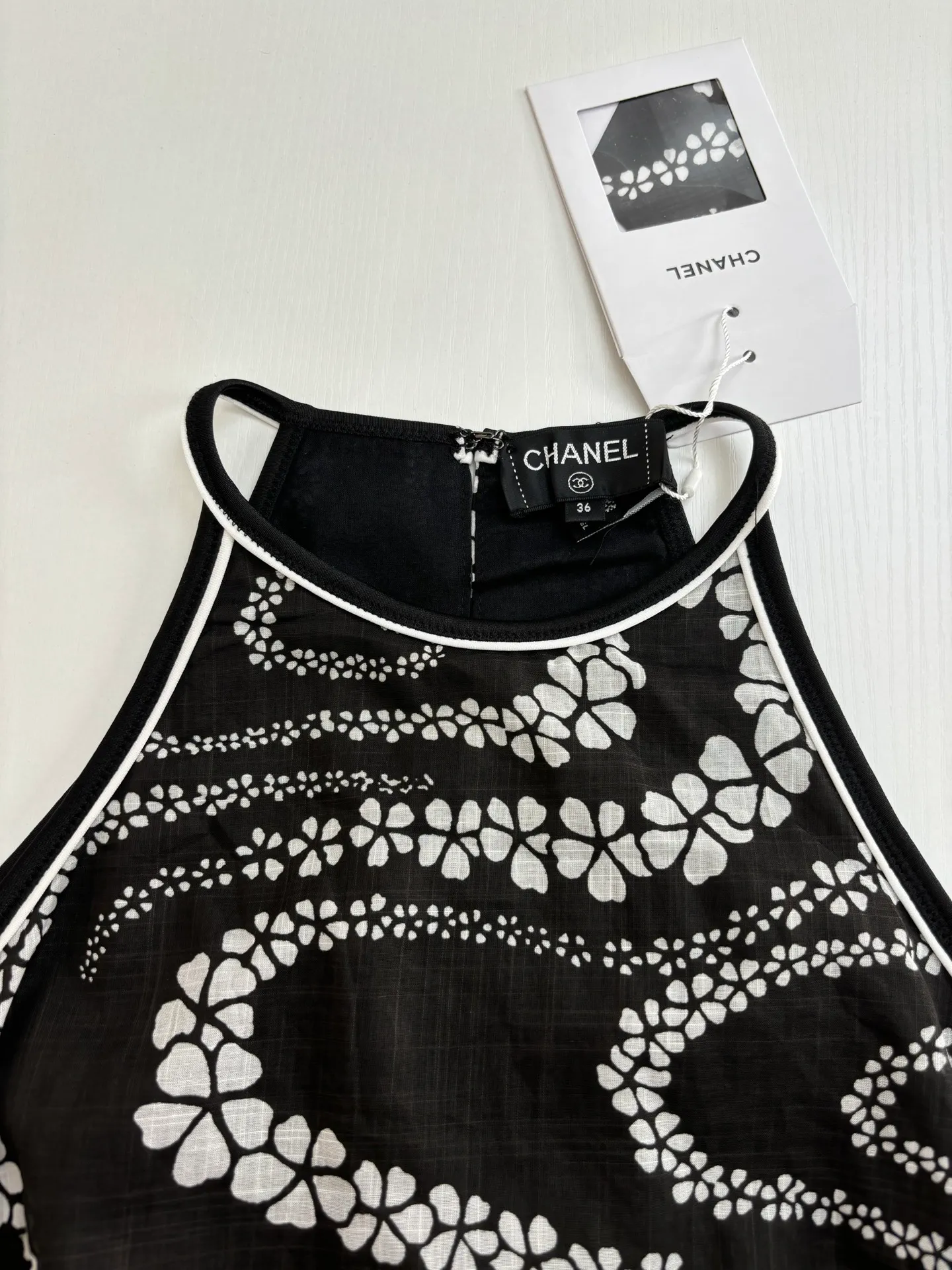 🅿️590 Chane*/Chanel Xiaoxiang 25coco beach holiday series new vest dress. Custom-woven and dyed cotton printed fabric. Decorated with flowers and brand logo patterns. The hem is slit to highlight the figure. Paired with a belt of the same color. A must-have for traveling babies. Size: 36/38/40