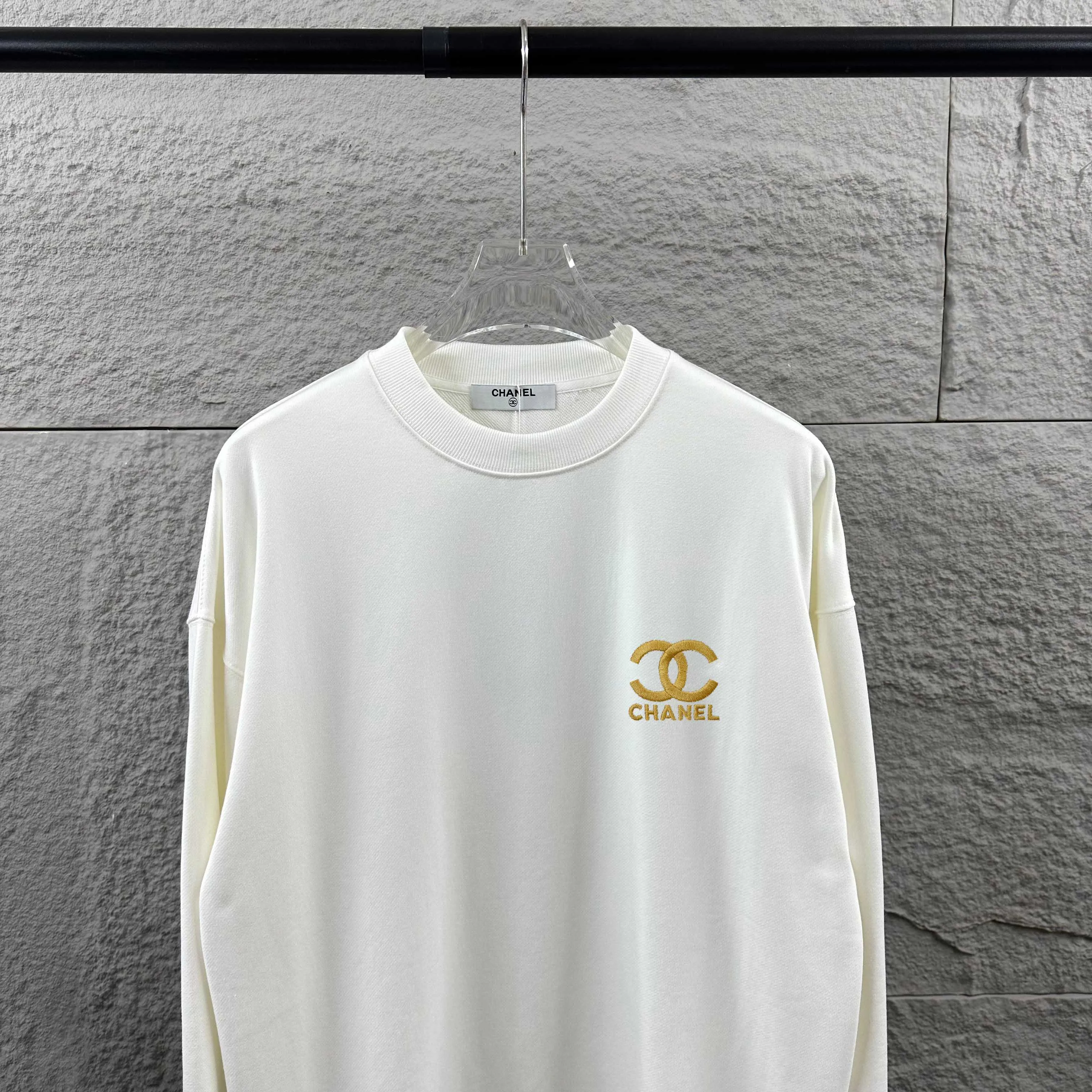 🅿️250 Chane*Chanel*er 2025 early autumn and winter new style, classic letter totem cross embroidery, custom terry fabric, long-sleeved round neck sweatshirt, same style for men and women. Size: S (90-130 pounds) M (120-150 pounds) L (140-165 pounds) XL (160-180 pounds) XXL (180-210 pounds) Color: black white