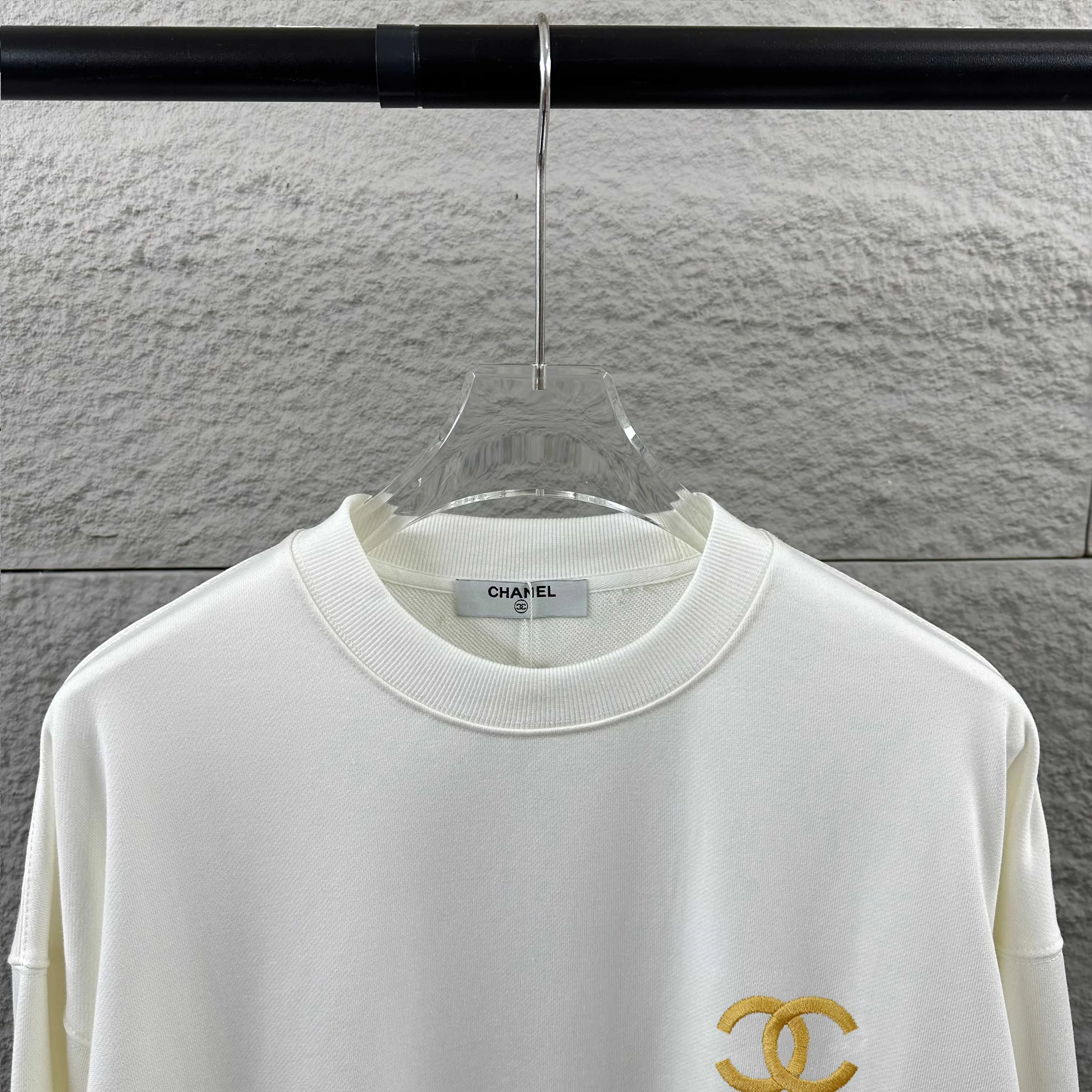 🅿️250 Chane*Chanel*er 2025 early autumn and winter new style, classic letter totem cross embroidery, custom terry fabric, long-sleeved round neck sweatshirt, same style for men and women. Size: S (90-130 pounds) M (120-150 pounds) L (140-165 pounds) XL (160-180 pounds) XXL (180-210 pounds) Color: black white