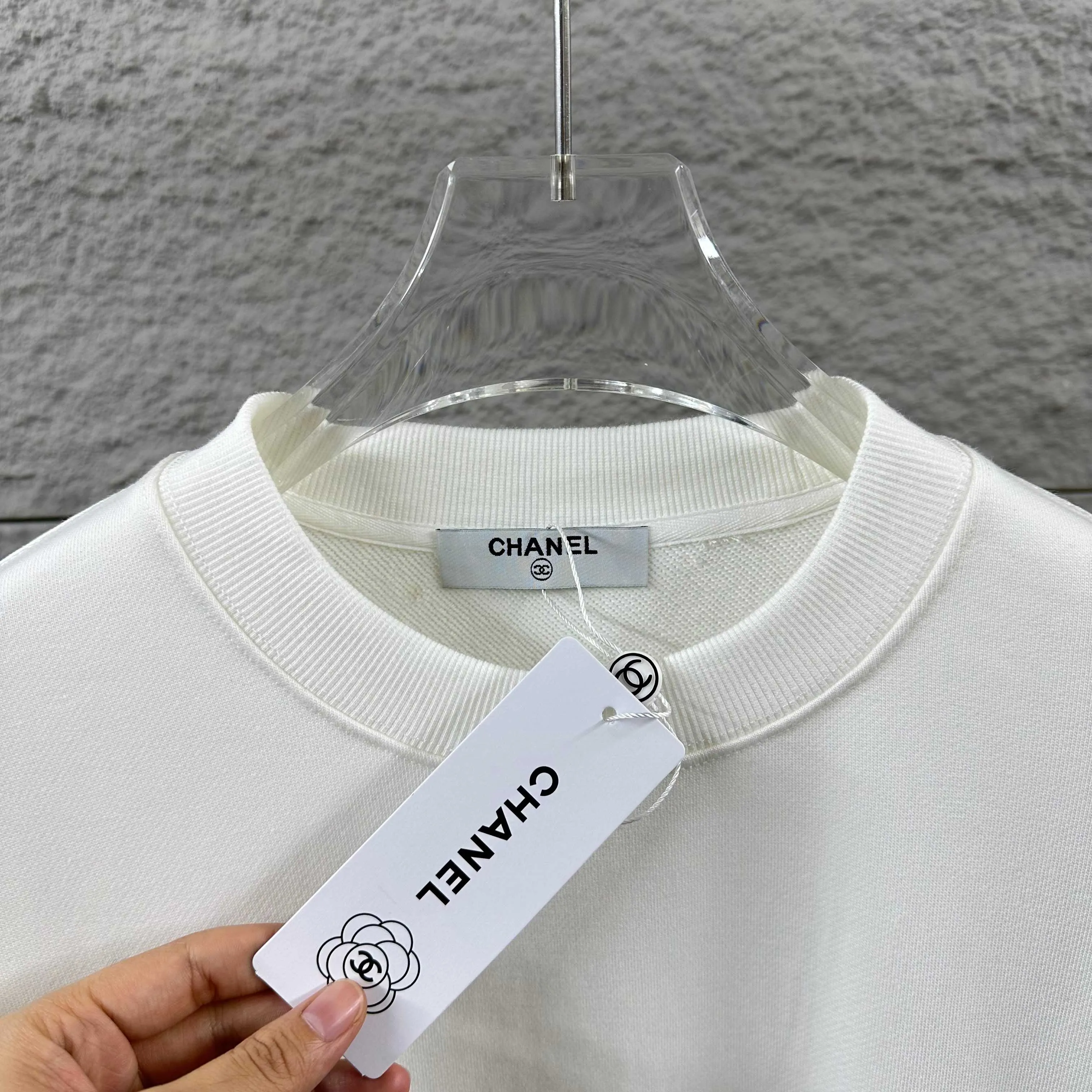 🅿️250 Chane*Chanel*er 2025 early autumn and winter new style, classic letter totem cross embroidery, custom terry fabric, long-sleeved round neck sweatshirt, same style for men and women. Size: S (90-130 pounds) M (120-150 pounds) L (140-165 pounds) XL (160-180 pounds) XXL (180-210 pounds) Color: black white