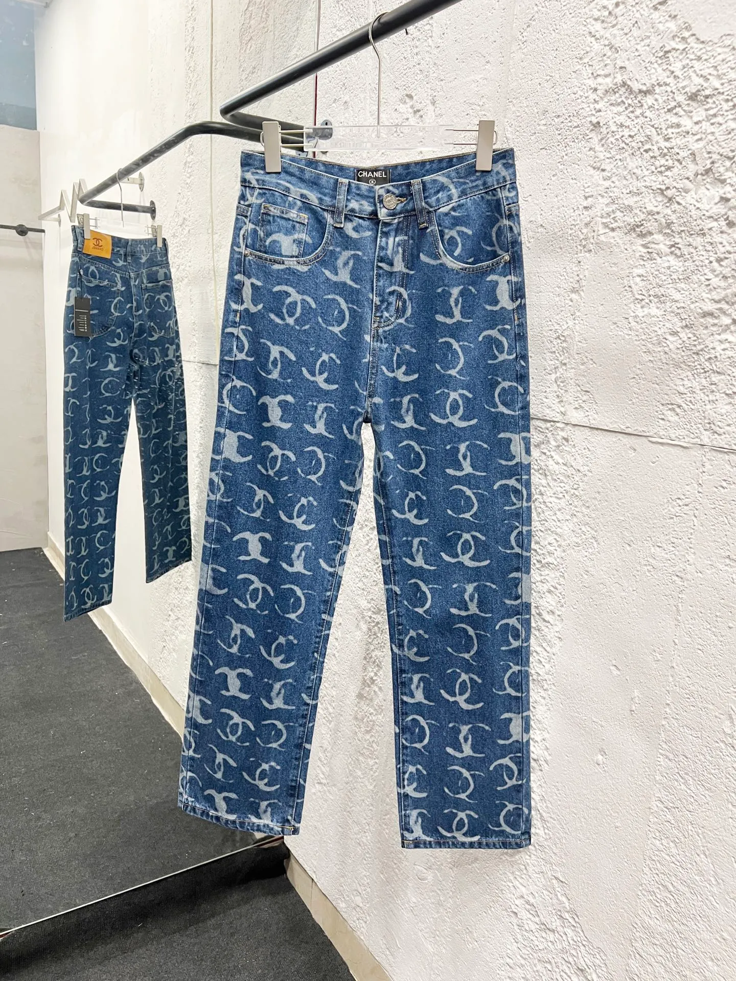 🅿️260 Style No.: 895 CHANEL & Chanel CH classic full-print logo jeans ⚠Original purchase and development process to produce a higher version. Made of washed denim fabric. Special washing process and tie-dyeing step. Washed many times to make the denim evenly distressed. The distressing process is flawless. The process is very cumbersome. Each paving material has the brand logo. Three labels are complete. Color: blue Size: M L Xl XXL