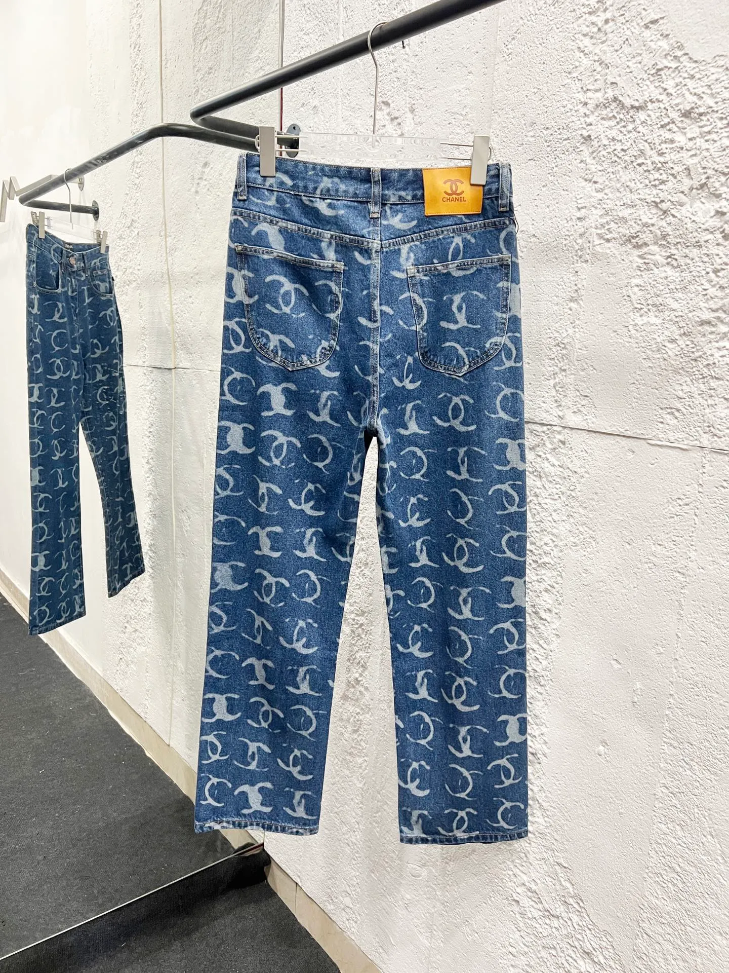 🅿️260 Style No.: 895 CHANEL & Chanel CH classic full-print logo jeans ⚠Original purchase and development process to produce a higher version. Made of washed denim fabric. Special washing process and tie-dyeing step. Washed many times to make the denim evenly distressed. The distressing process is flawless. The process is very cumbersome. Each paving material has the brand logo. Three labels are complete. Color: blue Size: M L Xl XXL