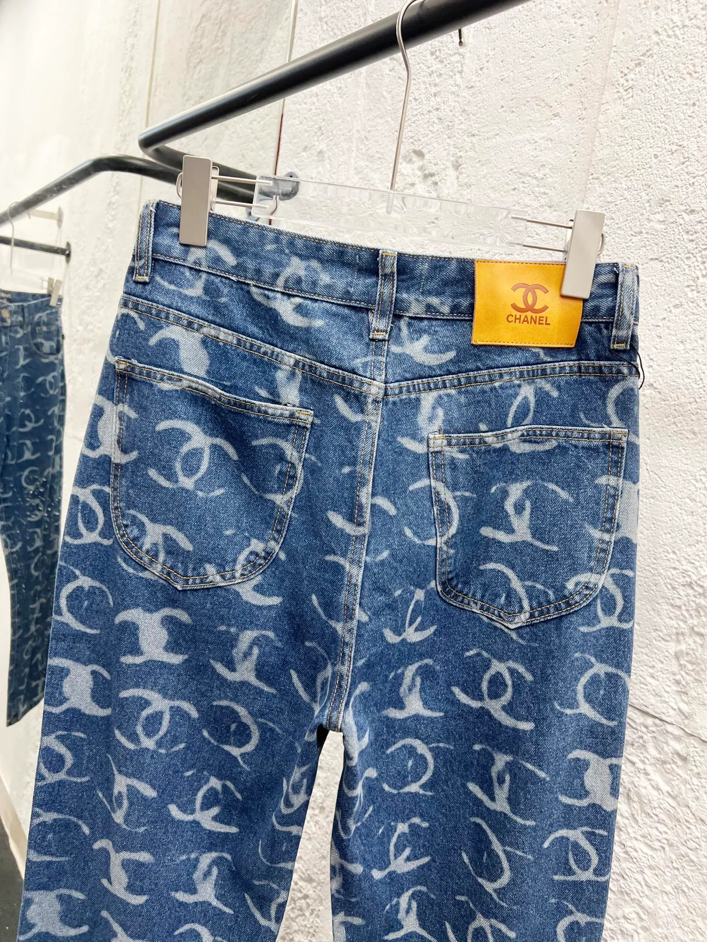 🅿️260 Style No.: 895 CHANEL & Chanel CH classic full-print logo jeans ⚠Original purchase and development process to produce a higher version. Made of washed denim fabric. Special washing process and tie-dyeing step. Washed many times to make the denim evenly distressed. The distressing process is flawless. The process is very cumbersome. Each paving material has the brand logo. Three labels are complete. Color: blue Size: M L Xl XXL