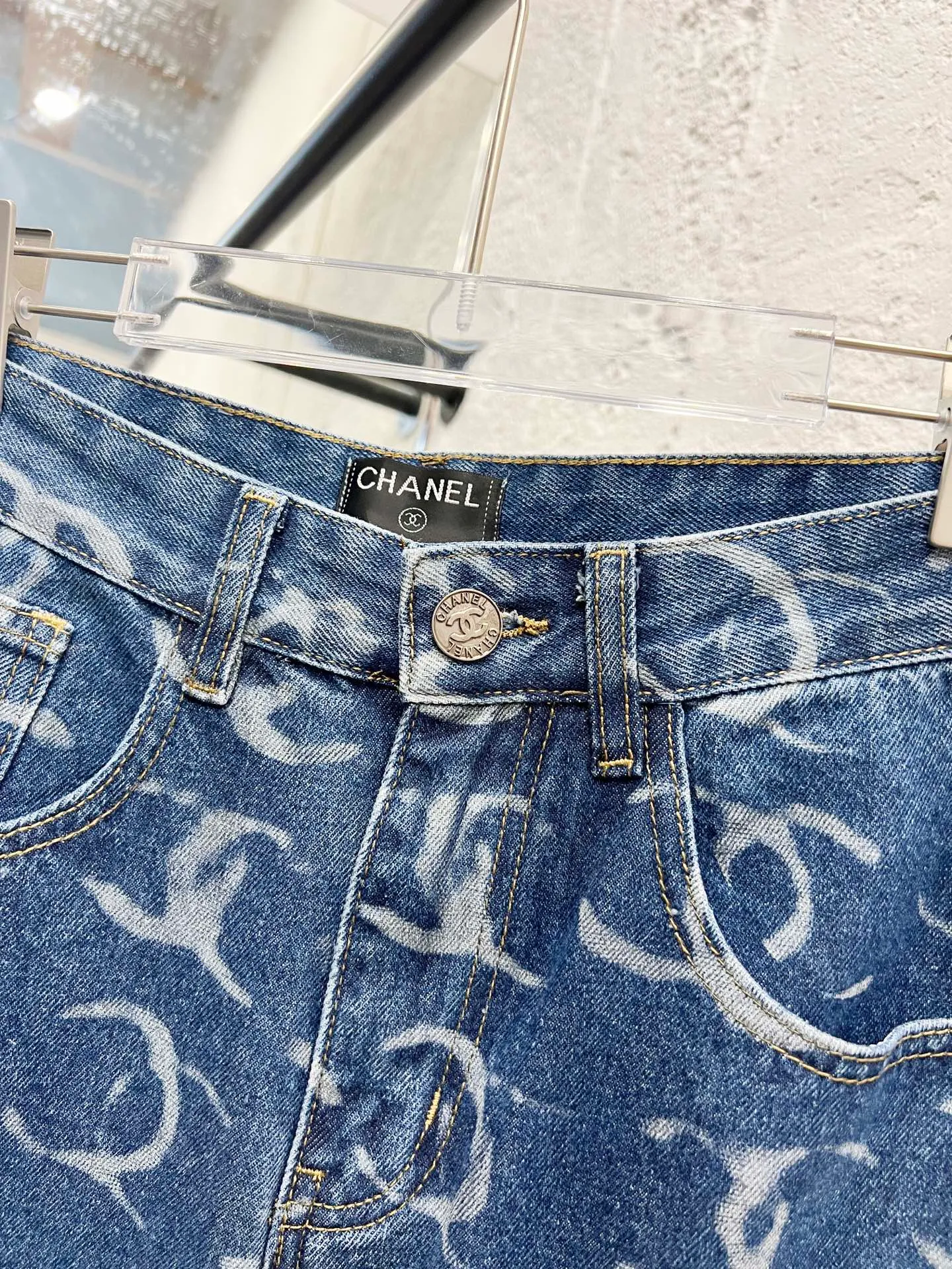 🅿️260 Style No.: 895 CHANEL & Chanel CH classic full-print logo jeans ⚠Original purchase and development process to produce a higher version. Made of washed denim fabric. Special washing process and tie-dyeing step. Washed many times to make the denim evenly distressed. The distressing process is flawless. The process is very cumbersome. Each paving material has the brand logo. Three labels are complete. Color: blue Size: M L Xl XXL