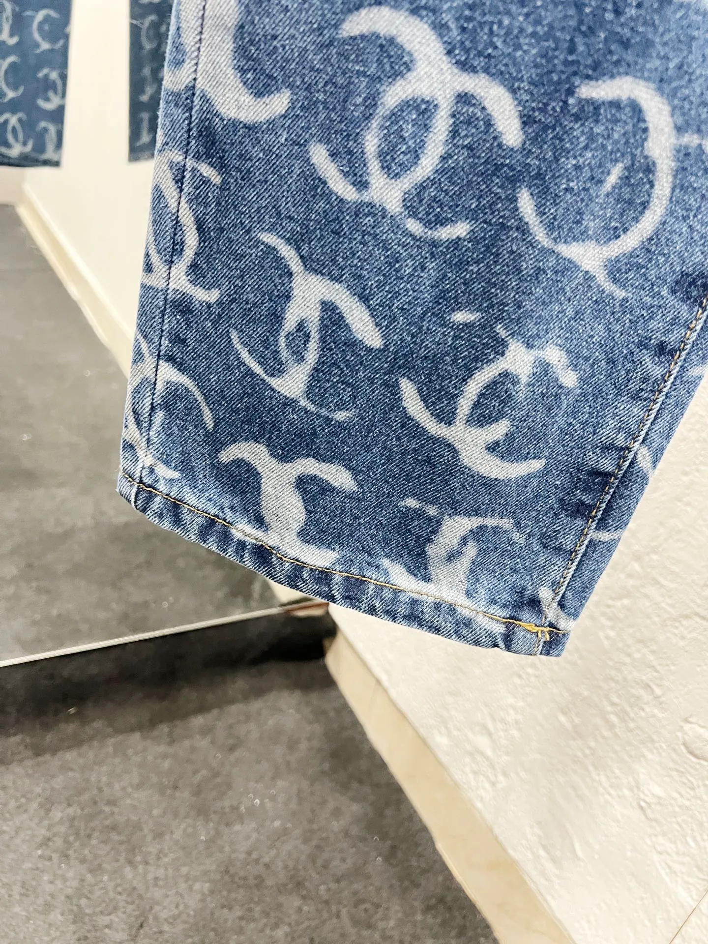 🅿️260 Style No.: 895 CHANEL & Chanel CH classic full-print logo jeans ⚠Original purchase and development process to produce a higher version. Made of washed denim fabric. Special washing process and tie-dyeing step. Washed many times to make the denim evenly distressed. The distressing process is flawless. The process is very cumbersome. Each paving material has the brand logo. Three labels are complete. Color: blue Size: M L Xl XXL