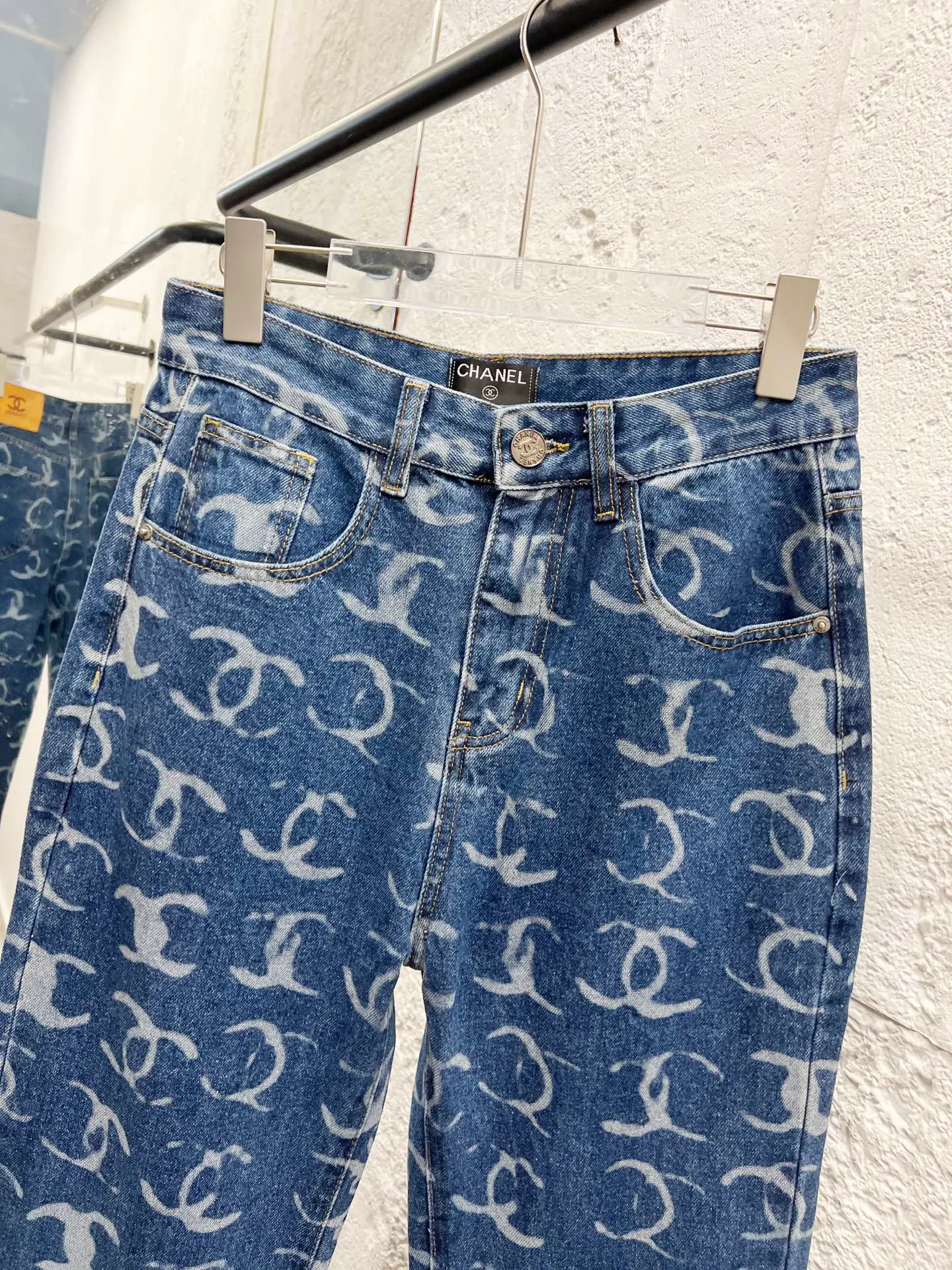 🅿️260 Style No.: 895 CHANEL & Chanel CH classic full-print logo jeans ⚠Original purchase and development process to produce a higher version. Made of washed denim fabric. Special washing process and tie-dyeing step. Washed many times to make the denim evenly distressed. The distressing process is flawless. The process is very cumbersome. Each paving material has the brand logo. Three labels are complete. Color: blue Size: M L Xl XXL