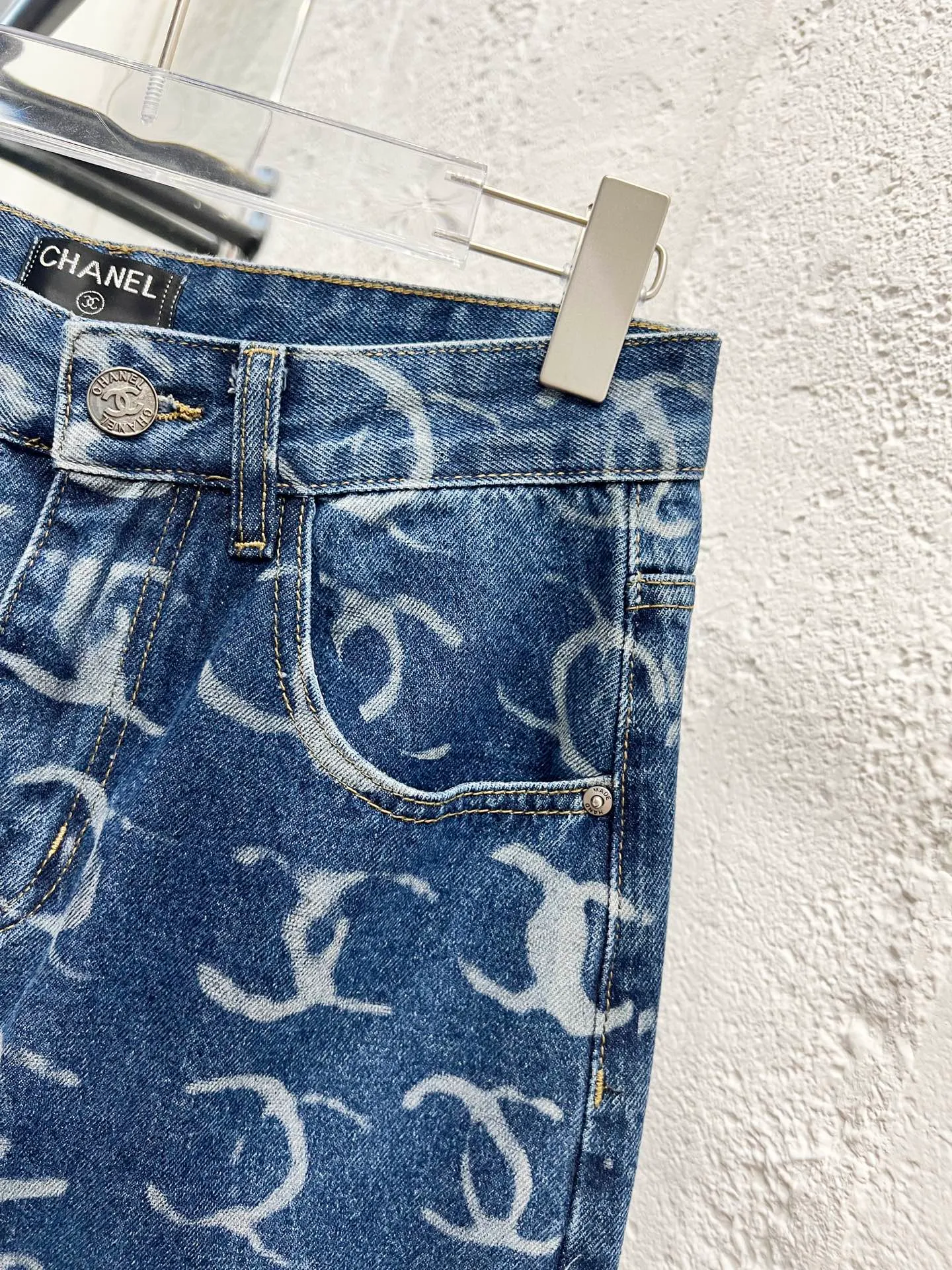 🅿️260 Style No.: 895 CHANEL & Chanel CH classic full-print logo jeans ⚠Original purchase and development process to produce a higher version. Made of washed denim fabric. Special washing process and tie-dyeing step. Washed many times to make the denim evenly distressed. The distressing process is flawless. The process is very cumbersome. Each paving material has the brand logo. Three labels are complete. Color: blue Size: M L Xl XXL
