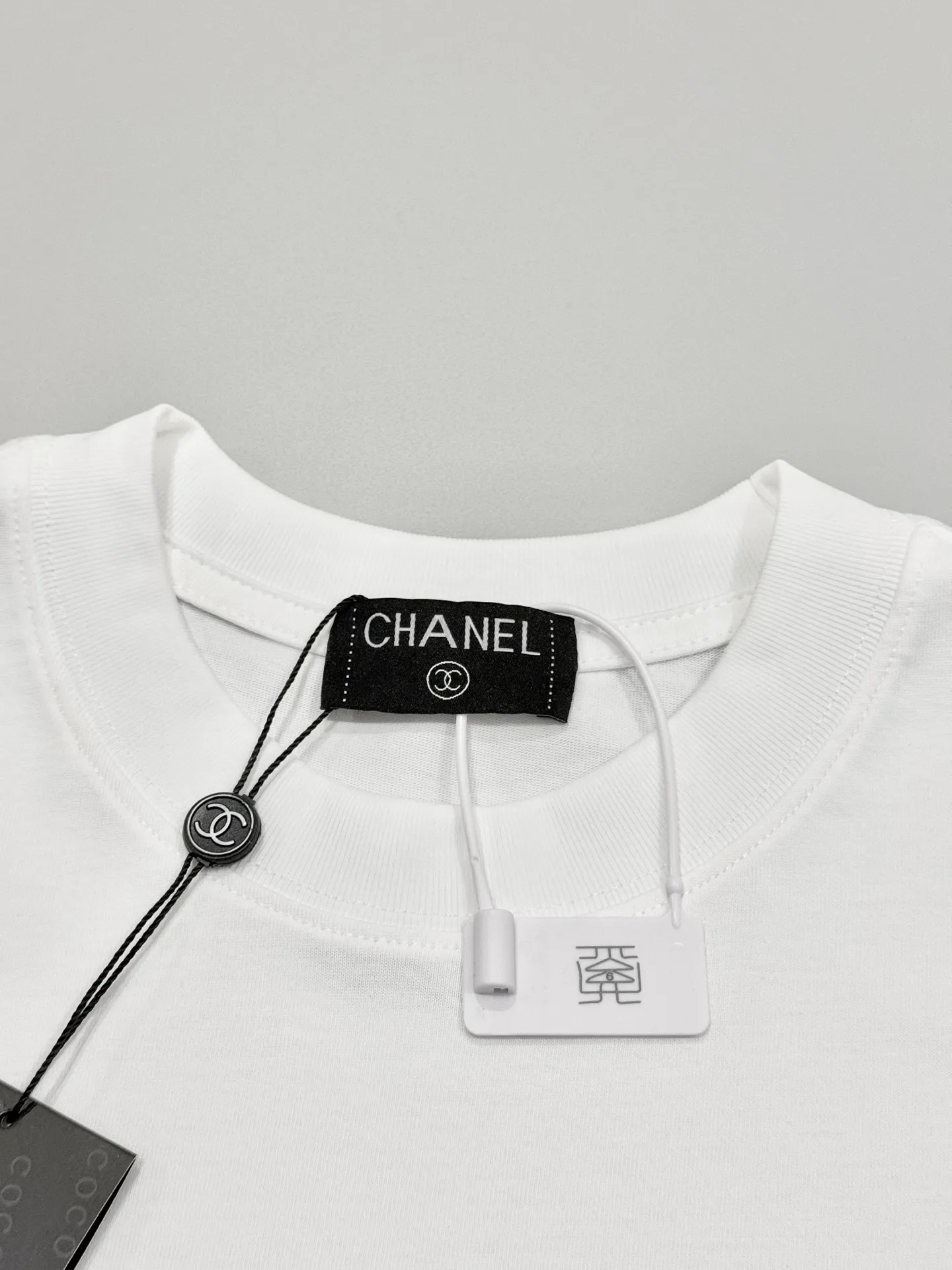 🅿️190 [High quality] Chanel 25ss spring and summer new style. The front panel is vacuum embroidered with a personalized English logo, and the back panel is embroidered with a small fragrance logo to form a round-neck short-sleeved T-shirt with a personalized street design style. The fabric is made of 32 counts of 280g fine cotton double yarn fabric. The original fabric is the same official style. Customized vat-dyed fabric. It feels very comfortable. The latest brick cabinet synchronization in spring and summer. Fashionable and individual. It is super versatile and good-looking. It is very suitable for both men and women. It is a must-have for everyone. Hang tag, collar label, washed wheat, complete with three labels. Color: black. White Size: S to XL