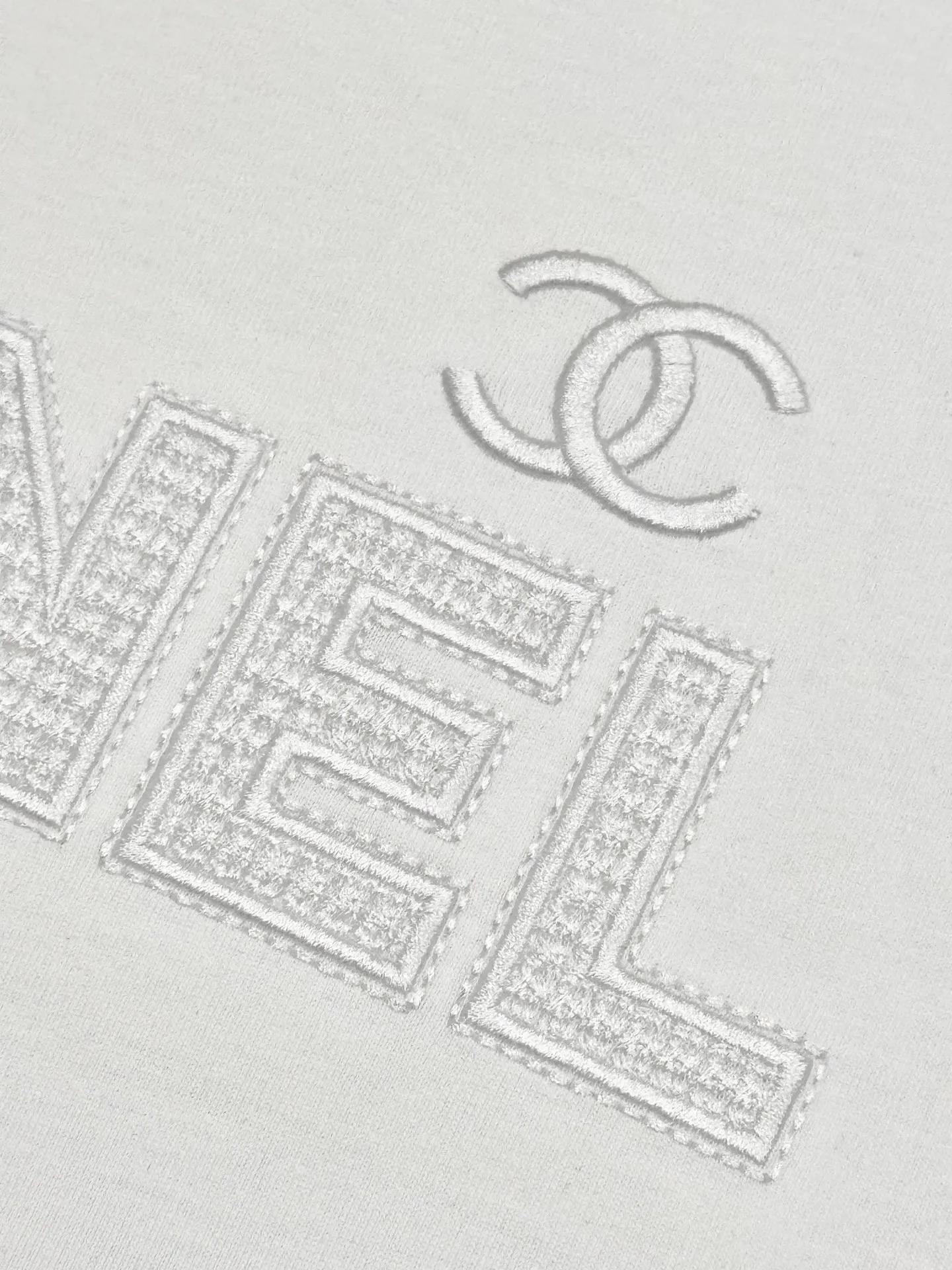 🅿️190 [High quality] Chanel 25ss spring and summer new style. The front panel is vacuum embroidered with a personalized English logo, and the back panel is embroidered with a small fragrance logo to form a round-neck short-sleeved T-shirt with a personalized street design style. The fabric is made of 32 counts of 280g fine cotton double yarn fabric. The original fabric is the same official style. Customized vat-dyed fabric. It feels very comfortable. The latest brick cabinet synchronization in spring and summer. Fashionable and individual. It is super versatile and good-looking. It is very suitable for both men and women. It is a must-have for everyone. Hang tag, collar label, washed wheat, complete with three labels. Color: black. White Size: S to XL