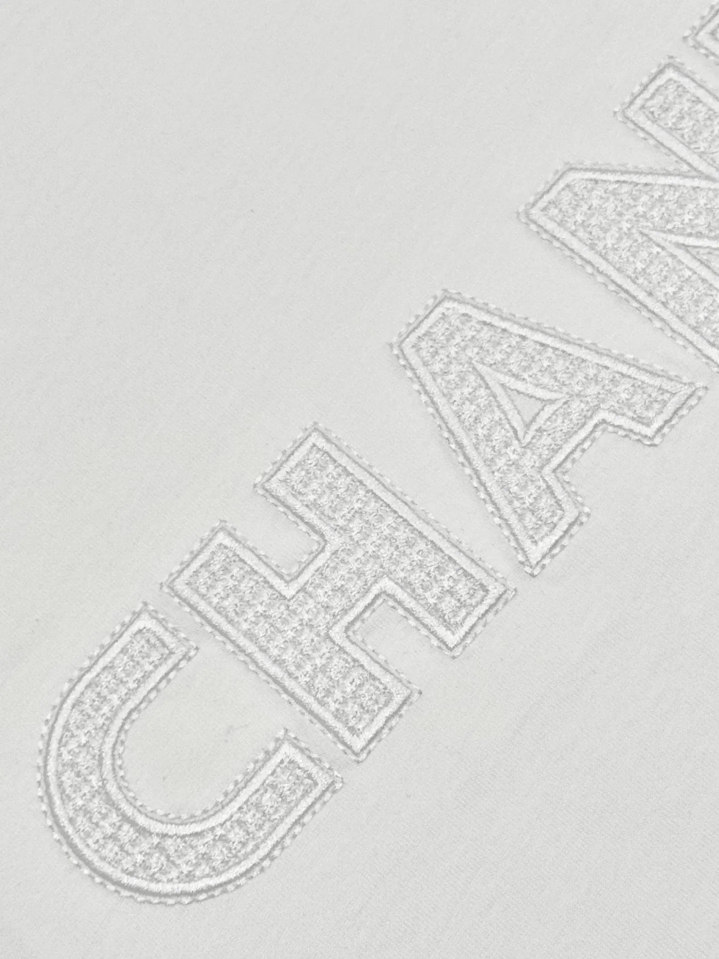 🅿️190 [High quality] Chanel 25ss spring and summer new style. The front panel is vacuum embroidered with a personalized English logo, and the back panel is embroidered with a small fragrance logo to form a round-neck short-sleeved T-shirt with a personalized street design style. The fabric is made of 32 counts of 280g fine cotton double yarn fabric. The original fabric is the same official style. Customized vat-dyed fabric. It feels very comfortable. The latest brick cabinet synchronization in spring and summer. Fashionable and individual. It is super versatile and good-looking. It is very suitable for both men and women. It is a must-have for everyone. Hang tag, collar label, washed wheat, complete with three labels. Color: black. White Size: S to XL