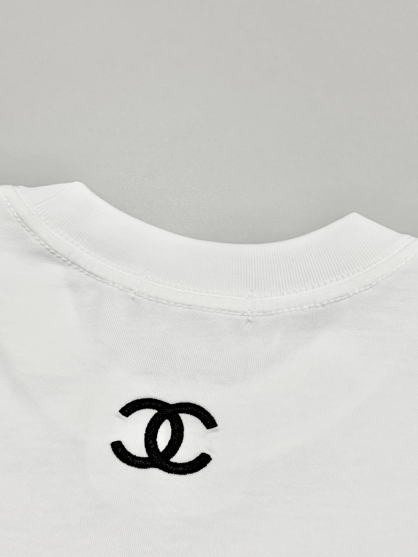 🅿️190 [High quality] Chanel 25ss spring and summer new style. The front panel is vacuum embroidered with a personalized English logo, and the back panel is embroidered with a small fragrance logo to form a round-neck short-sleeved T-shirt with a personalized street design style. The fabric is made of 32 counts of 280g fine cotton double yarn fabric. The original fabric is the same official style. Customized vat-dyed fabric. It feels very comfortable. The latest brick cabinet synchronization in spring and summer. Fashionable and individual. It is super versatile and good-looking. It is very suitable for both men and women. It is a must-have for everyone. Hang tag, collar label, washed wheat, complete with three labels. Color: black. White Size: S to XL