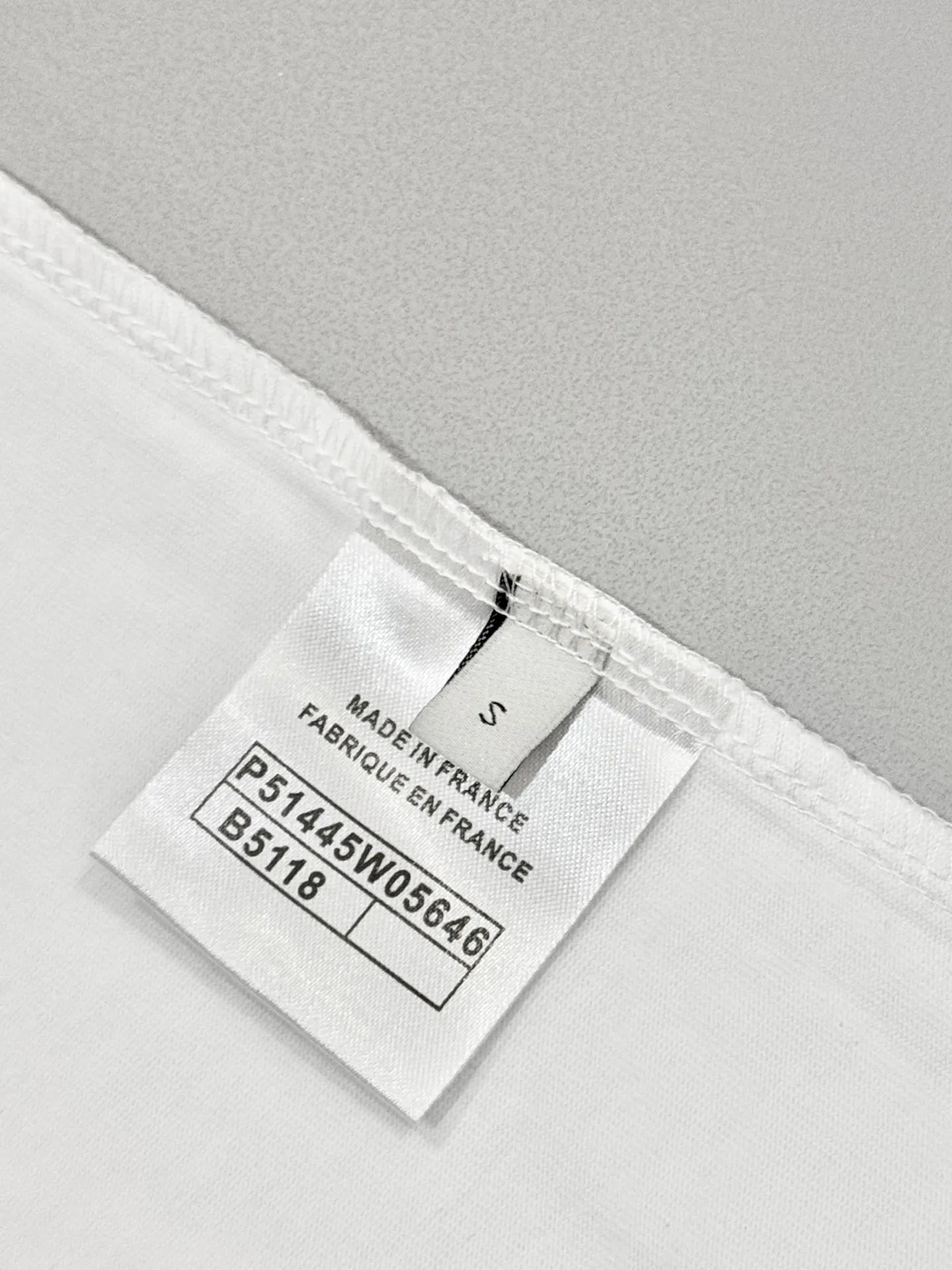 🅿️190 [High quality] Chanel 25ss spring and summer new style. The front panel is vacuum embroidered with a personalized English logo, and the back panel is embroidered with a small fragrance logo to form a round-neck short-sleeved T-shirt with a personalized street design style. The fabric is made of 32 counts of 280g fine cotton double yarn fabric. The original fabric is the same official style. Customized vat-dyed fabric. It feels very comfortable. The latest brick cabinet synchronization in spring and summer. Fashionable and individual. It is super versatile and good-looking. It is very suitable for both men and women. It is a must-have for everyone. Hang tag, collar label, washed wheat, complete with three labels. Color: black. White Size: S to XL