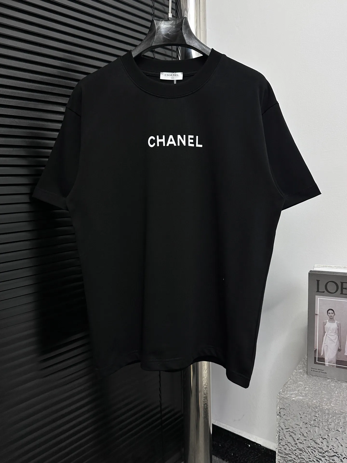 🅿️170 [CHanel] Chanel 25ss logo couple style short-sleeved T-shirt. The fabric is 260g double sand pure cotton. It feels very comfortable, fashionable and personalized. It is a super versatile and good-looking T-shirt. It is very suitable for both men and women. It is a must-have for everyone. Packaging, tag, collar label, washed wheat, complete👍 Color: black, white Size: XS-L