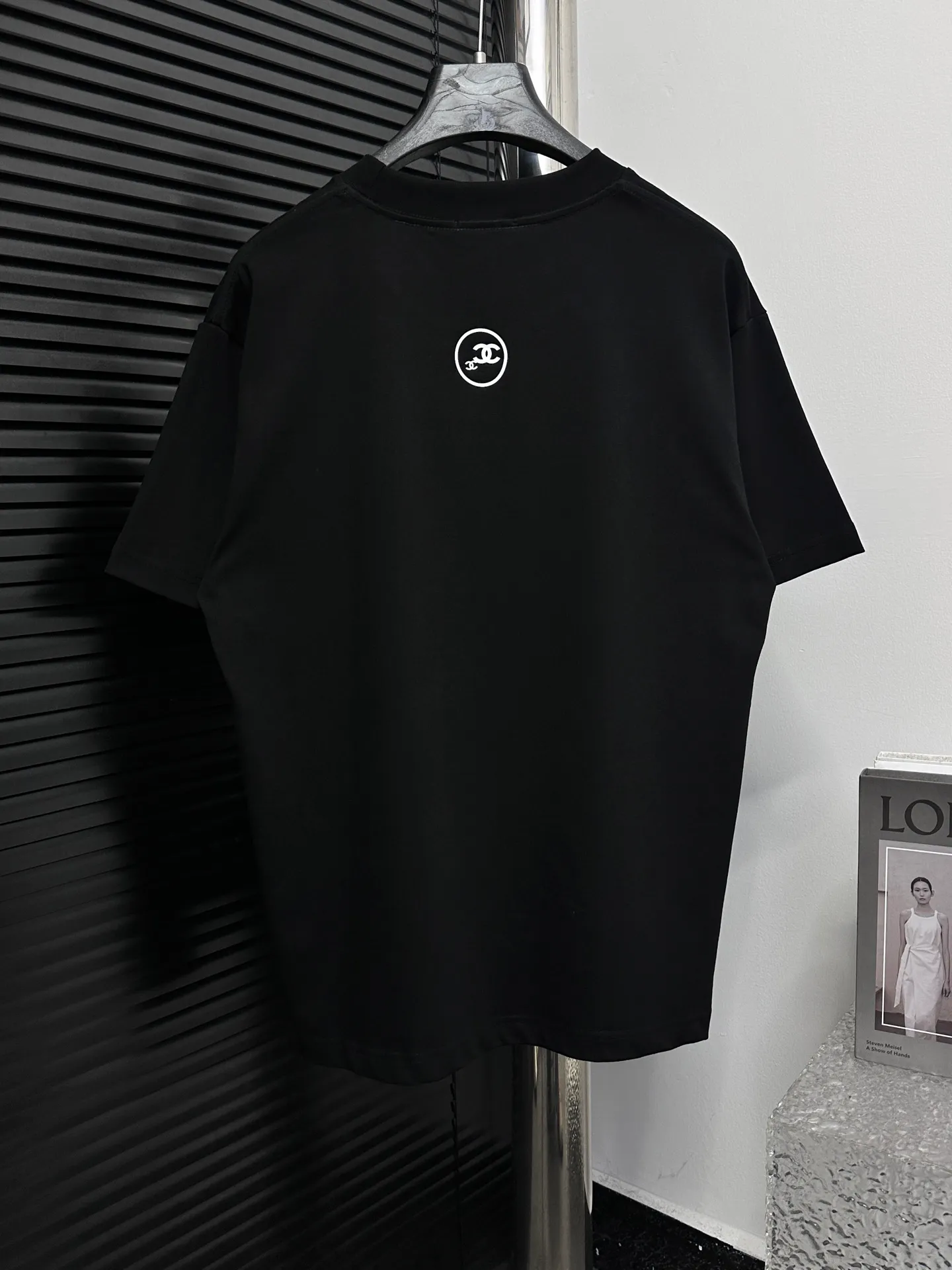 🅿️170 [CHanel] Chanel 25ss logo couple style short-sleeved T-shirt. The fabric is 260g double sand pure cotton. It feels very comfortable, fashionable and personalized. It is a super versatile and good-looking T-shirt. It is very suitable for both men and women. It is a must-have for everyone. Packaging, tag, collar label, washed wheat, complete👍 Color: black, white Size: XS-L