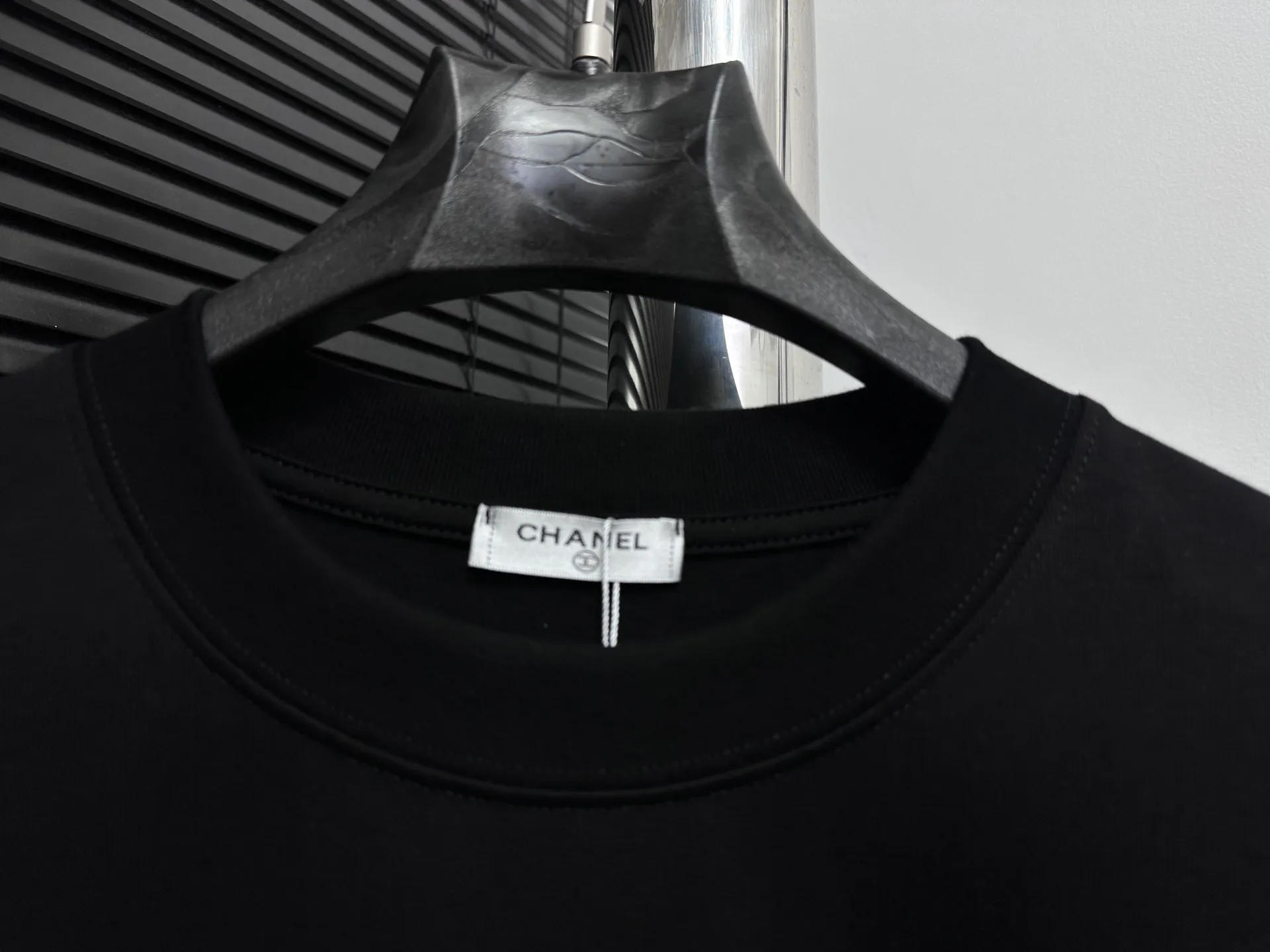 🅿️170 [CHanel] Chanel 25ss logo couple style short-sleeved T-shirt. The fabric is 260g double sand pure cotton. It feels very comfortable, fashionable and personalized. It is a super versatile and good-looking T-shirt. It is very suitable for both men and women. It is a must-have for everyone. Packaging, tag, collar label, washed wheat, complete👍 Color: black, white Size: XS-L