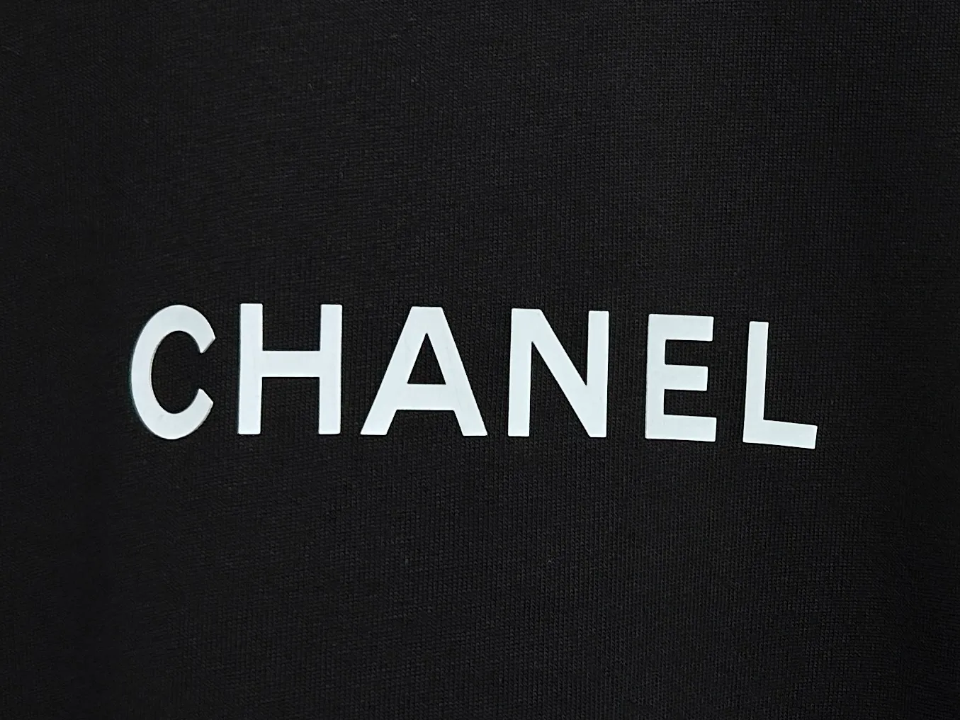 🅿️170 [CHanel] Chanel 25ss logo couple style short-sleeved T-shirt. The fabric is 260g double sand pure cotton. It feels very comfortable, fashionable and personalized. It is a super versatile and good-looking T-shirt. It is very suitable for both men and women. It is a must-have for everyone. Packaging, tag, collar label, washed wheat, complete👍 Color: black, white Size: XS-L