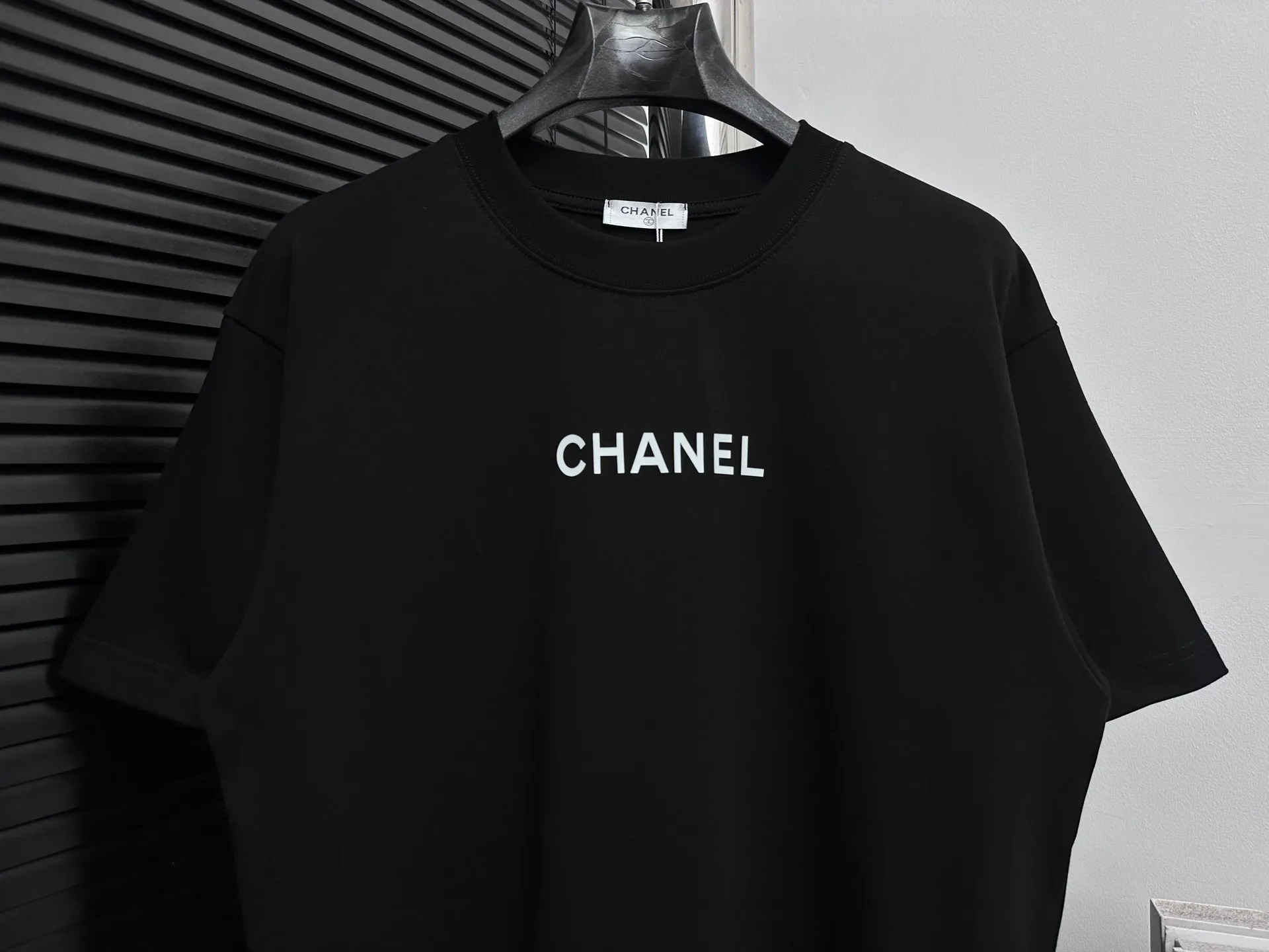 🅿️170 [CHanel] Chanel 25ss logo couple style short-sleeved T-shirt. The fabric is 260g double sand pure cotton. It feels very comfortable, fashionable and personalized. It is a super versatile and good-looking T-shirt. It is very suitable for both men and women. It is a must-have for everyone. Packaging, tag, collar label, washed wheat, complete👍 Color: black, white Size: XS-L