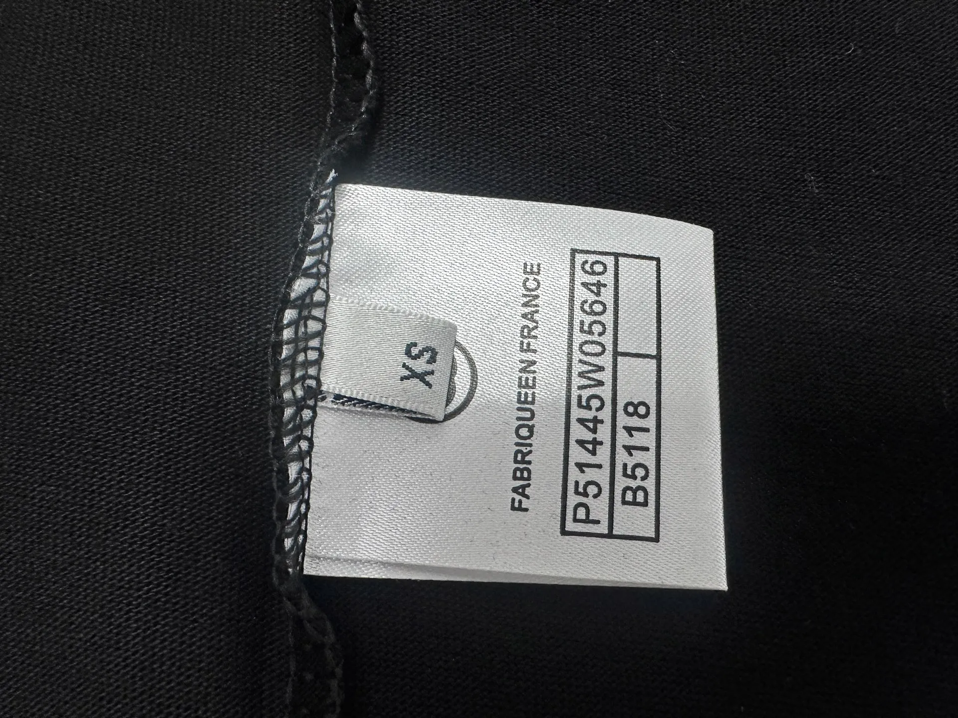 🅿️170 [CHanel] Chanel 25ss logo couple style short-sleeved T-shirt. The fabric is 260g double sand pure cotton. It feels very comfortable, fashionable and personalized. It is a super versatile and good-looking T-shirt. It is very suitable for both men and women. It is a must-have for everyone. Packaging, tag, collar label, washed wheat, complete👍 Color: black, white Size: XS-L