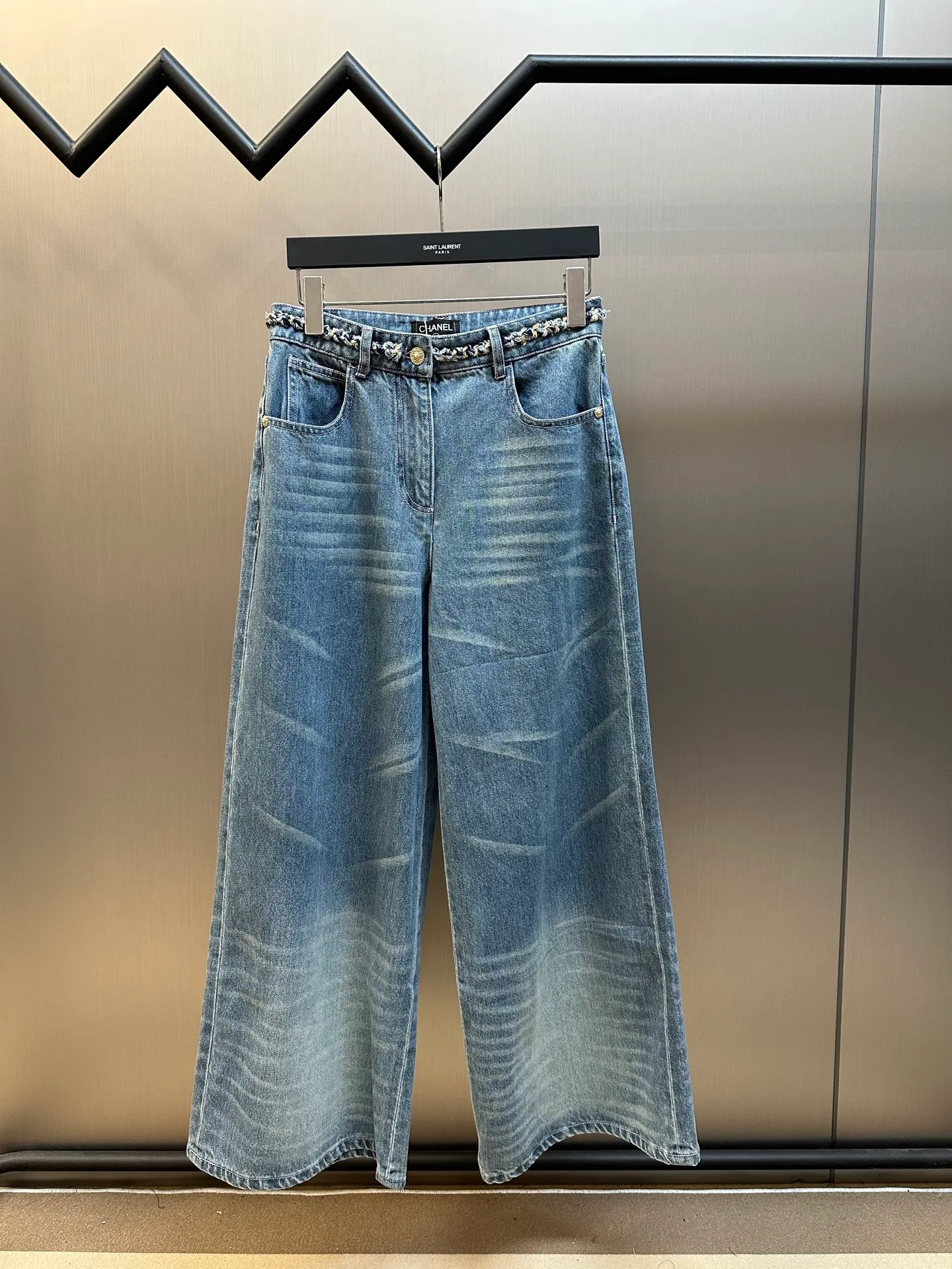 🅿️660 Chanel 25 nostalgic washed denim jeans, hand-woven belt decoration, super layering artifact! Customized enzyme washed denim fabric! A must-have item for Bai Fumei. The elegant lapel and double pocket H-shaped upper body makes your body look slimmer! High-weave organic cotton denim has a soft and delicate texture! Nostalgic retro wash with fashionable and high-end tone