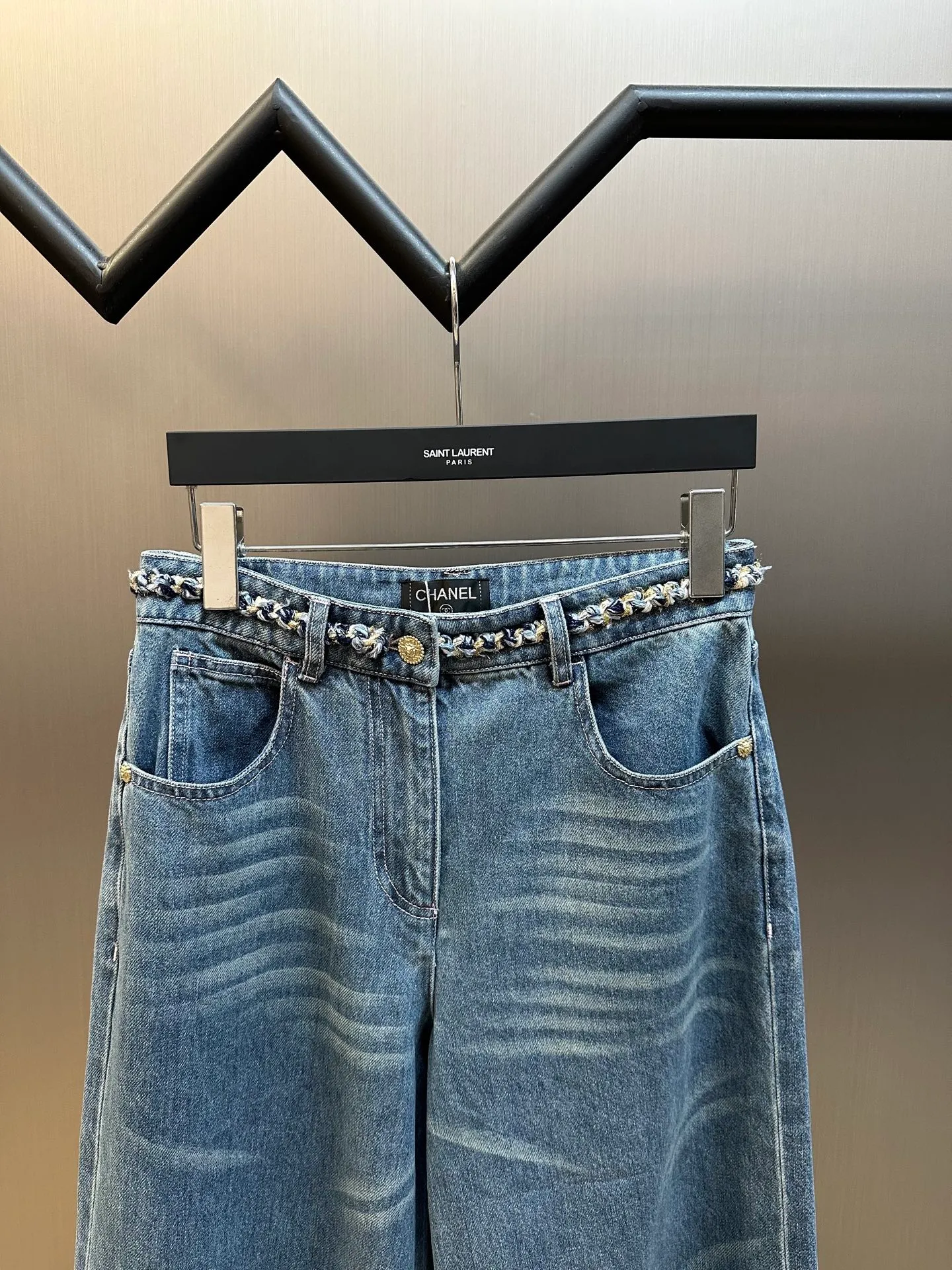 🅿️660 Chanel 25 nostalgic washed denim jeans, hand-woven belt decoration, super layering artifact! Customized enzyme washed denim fabric! A must-have item for Bai Fumei. The elegant lapel and double pocket H-shaped upper body makes your body look slimmer! High-weave organic cotton denim has a soft and delicate texture! Nostalgic retro wash with fashionable and high-end tone