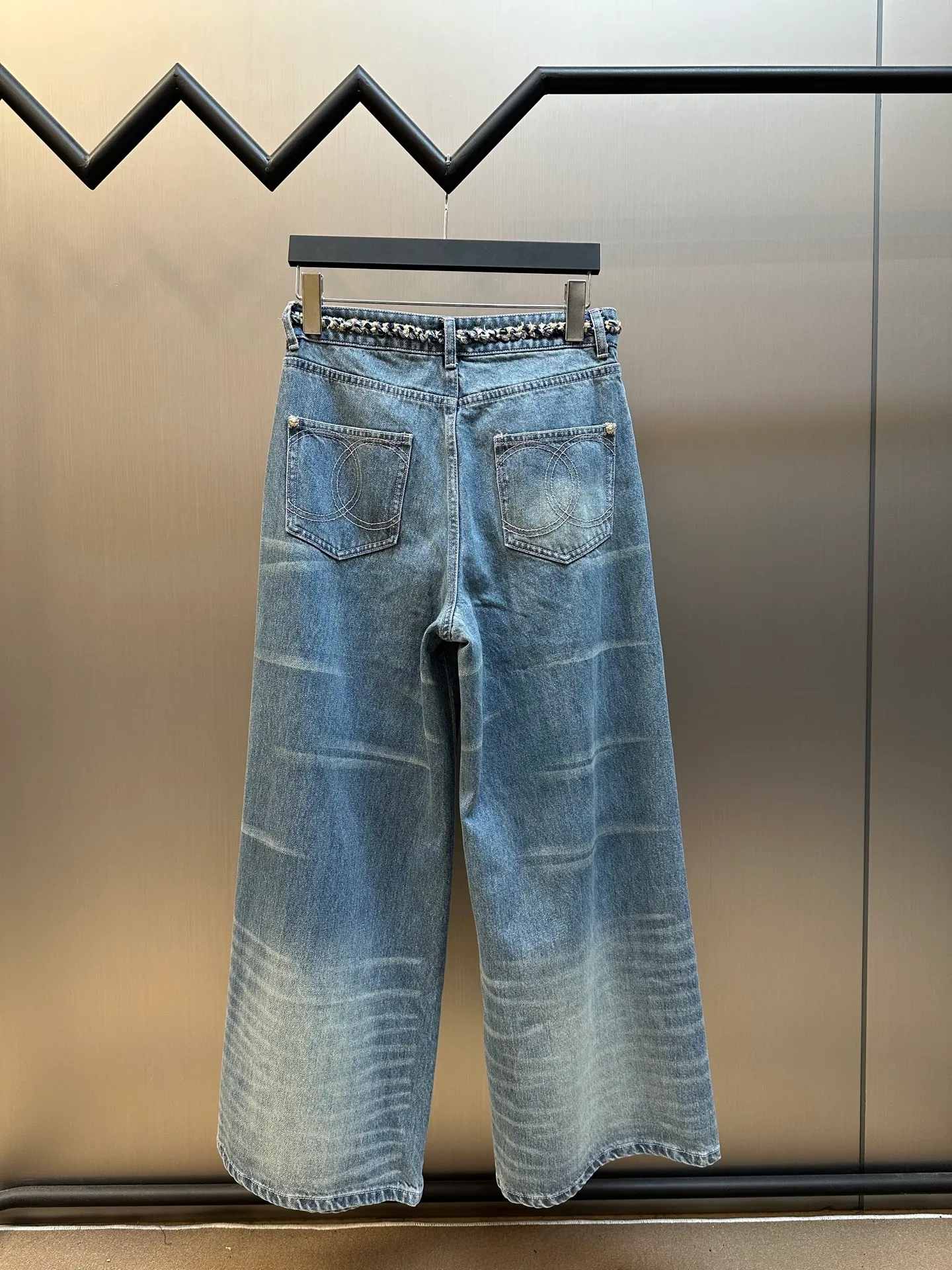 🅿️660 Chanel 25 nostalgic washed denim jeans, hand-woven belt decoration, super layering artifact! Customized enzyme washed denim fabric! A must-have item for Bai Fumei. The elegant lapel and double pocket H-shaped upper body makes your body look slimmer! High-weave organic cotton denim has a soft and delicate texture! Nostalgic retro wash with fashionable and high-end tone
