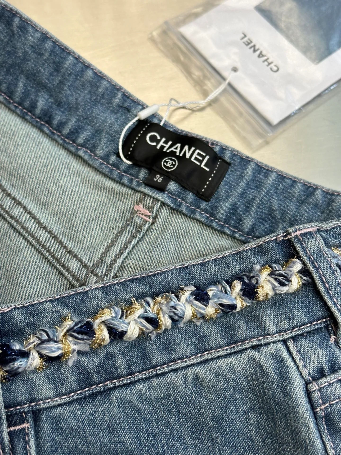 🅿️660 Chanel 25 nostalgic washed denim jeans, hand-woven belt decoration, super layering artifact! Customized enzyme washed denim fabric! A must-have item for Bai Fumei. The elegant lapel and double pocket H-shaped upper body makes your body look slimmer! High-weave organic cotton denim has a soft and delicate texture! Nostalgic retro wash with fashionable and high-end tone