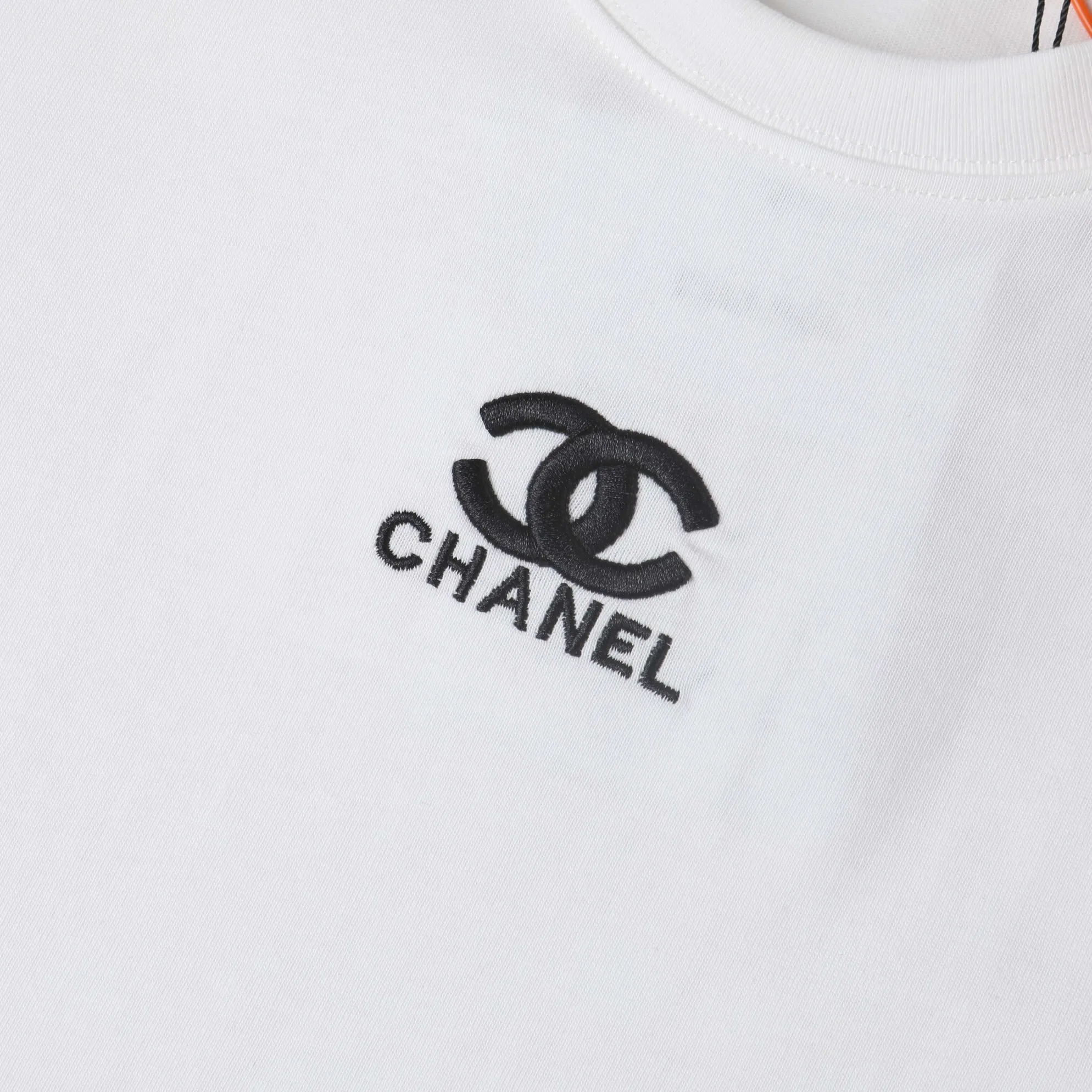 🅿️180 CHANEL Chanel 2024ssLg embroidered short sleeves. High-end Lg embroidery on the front. Presenting a neat and general appearance. The fabric is custom dyed. Comfortable and soft. Full of practicality and high-end feel. Same style for men and women. It is also a practical item that is necessary for daily use. Color Black White Size: S M L XL (Style No. E502)