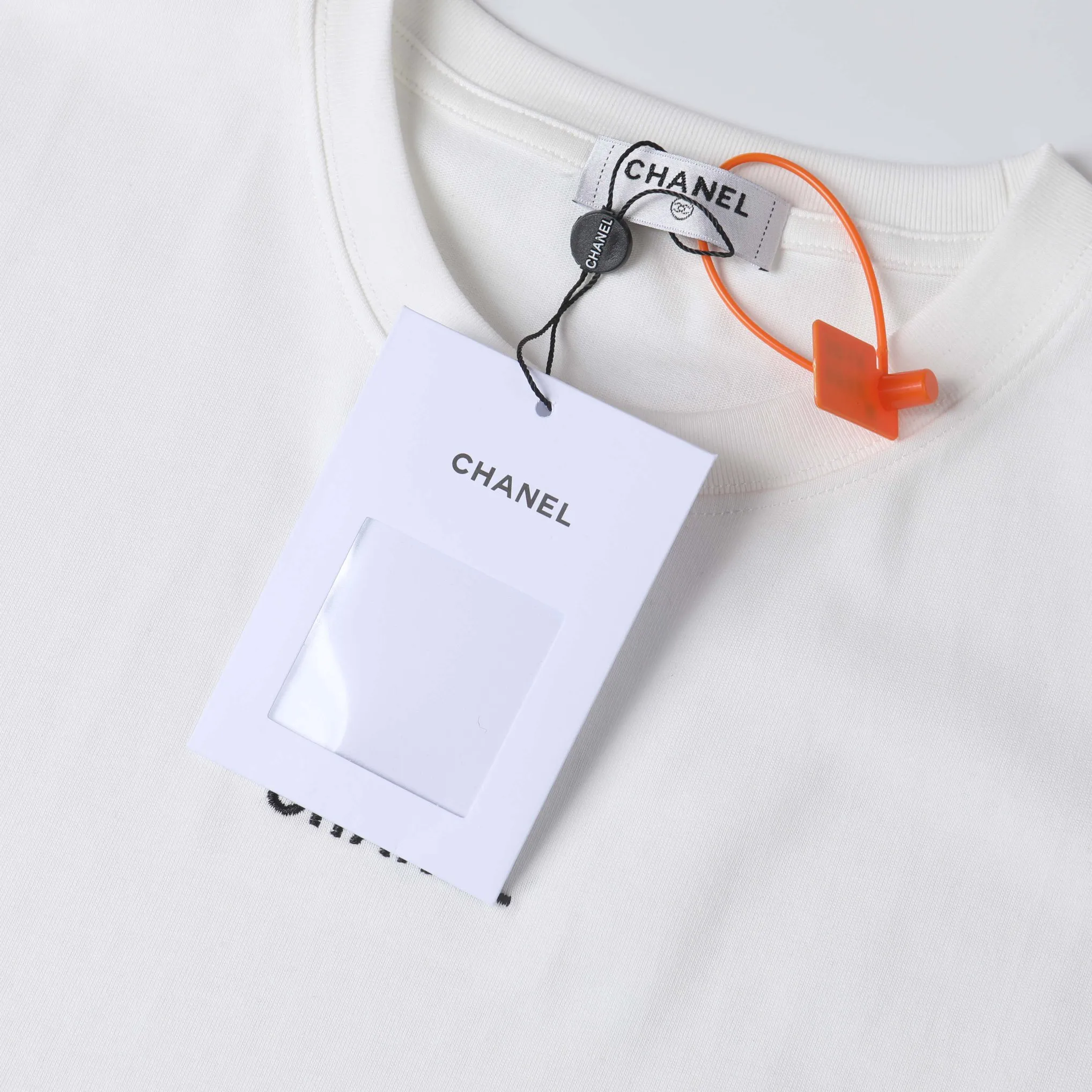 🅿️180 CHANEL Chanel 2024ssLg embroidered short sleeves. High-end Lg embroidery on the front. Presenting a neat and general appearance. The fabric is custom dyed. Comfortable and soft. Full of practicality and high-end feel. Same style for men and women. It is also a practical item that is necessary for daily use. Color Black White Size: S M L XL (Style No. E502)