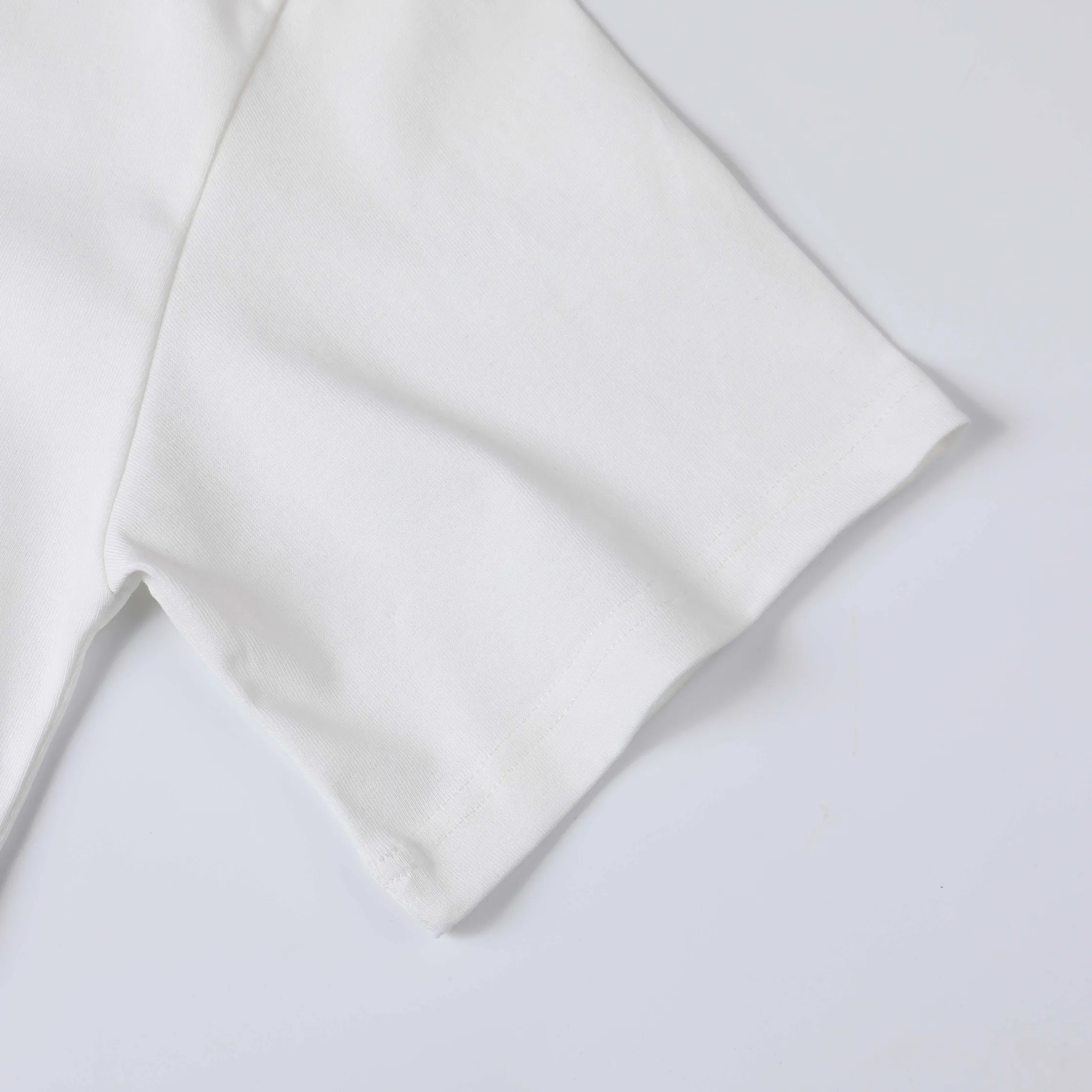 🅿️180 CHANEL Chanel 2024ssLg embroidered short sleeves. High-end Lg embroidery on the front. Presenting a neat and general appearance. The fabric is custom dyed. Comfortable and soft. Full of practicality and high-end feel. Same style for men and women. It is also a practical item that is necessary for daily use. Color Black White Size: S M L XL (Style No. E502)