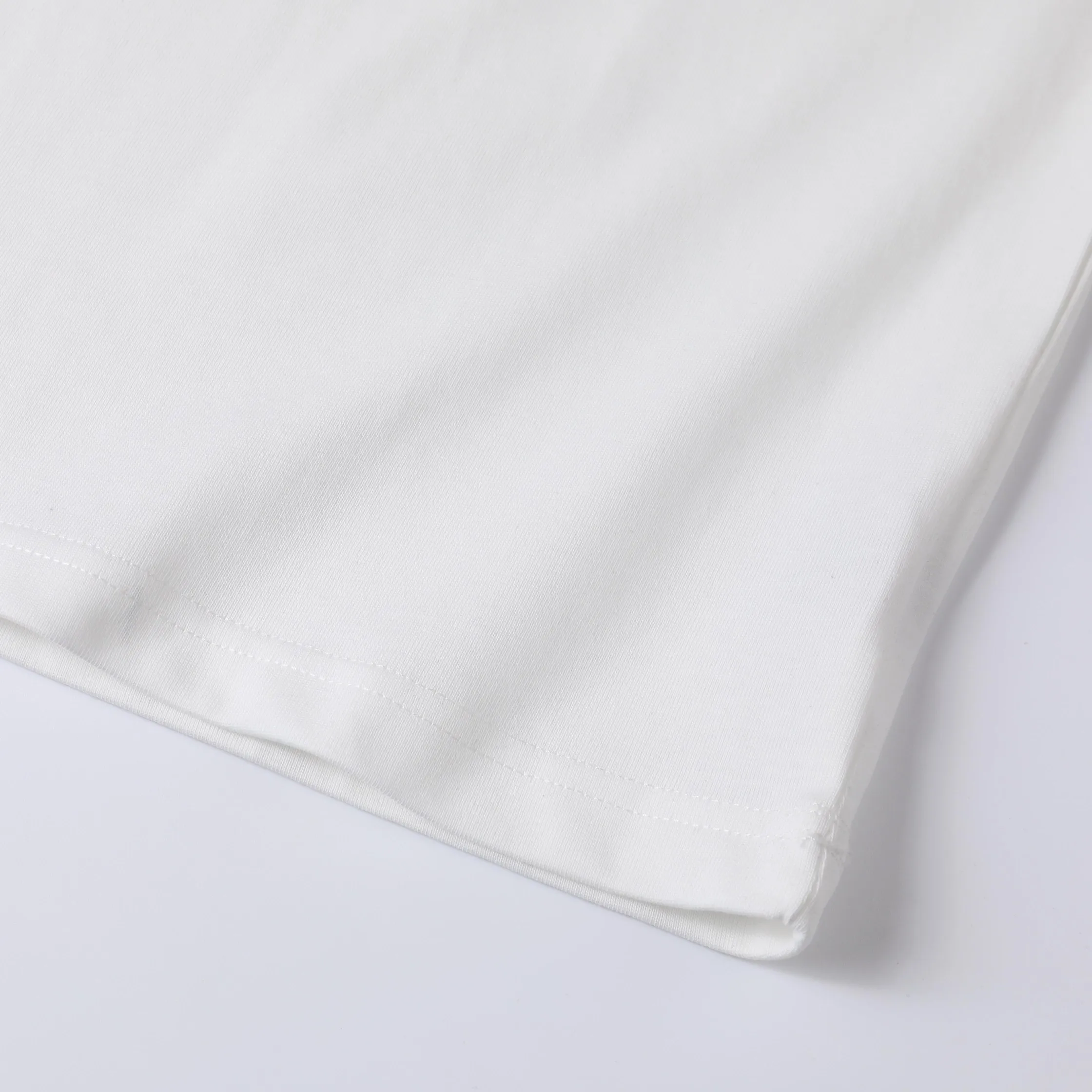 🅿️180 CHANEL Chanel 2024ssLg embroidered short sleeves. High-end Lg embroidery on the front. Presenting a neat and general appearance. The fabric is custom dyed. Comfortable and soft. Full of practicality and high-end feel. Same style for men and women. It is also a practical item that is necessary for daily use. Color Black White Size: S M L XL (Style No. E502)